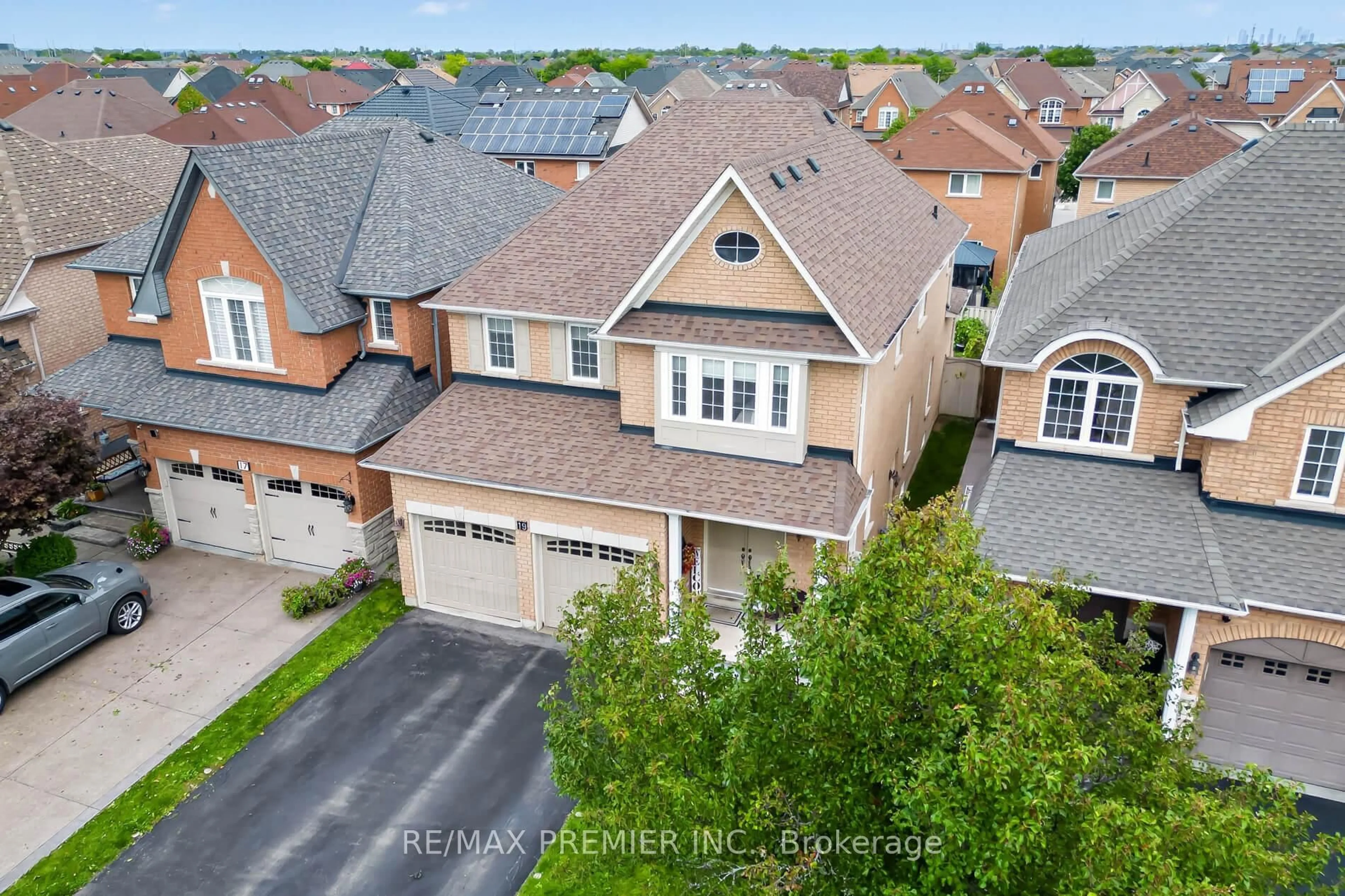 A pic from outside/outdoor area/front of a property/back of a property/a pic from drone, street for 19 Timberwolf Rd, Brampton Ontario L6P 2B4