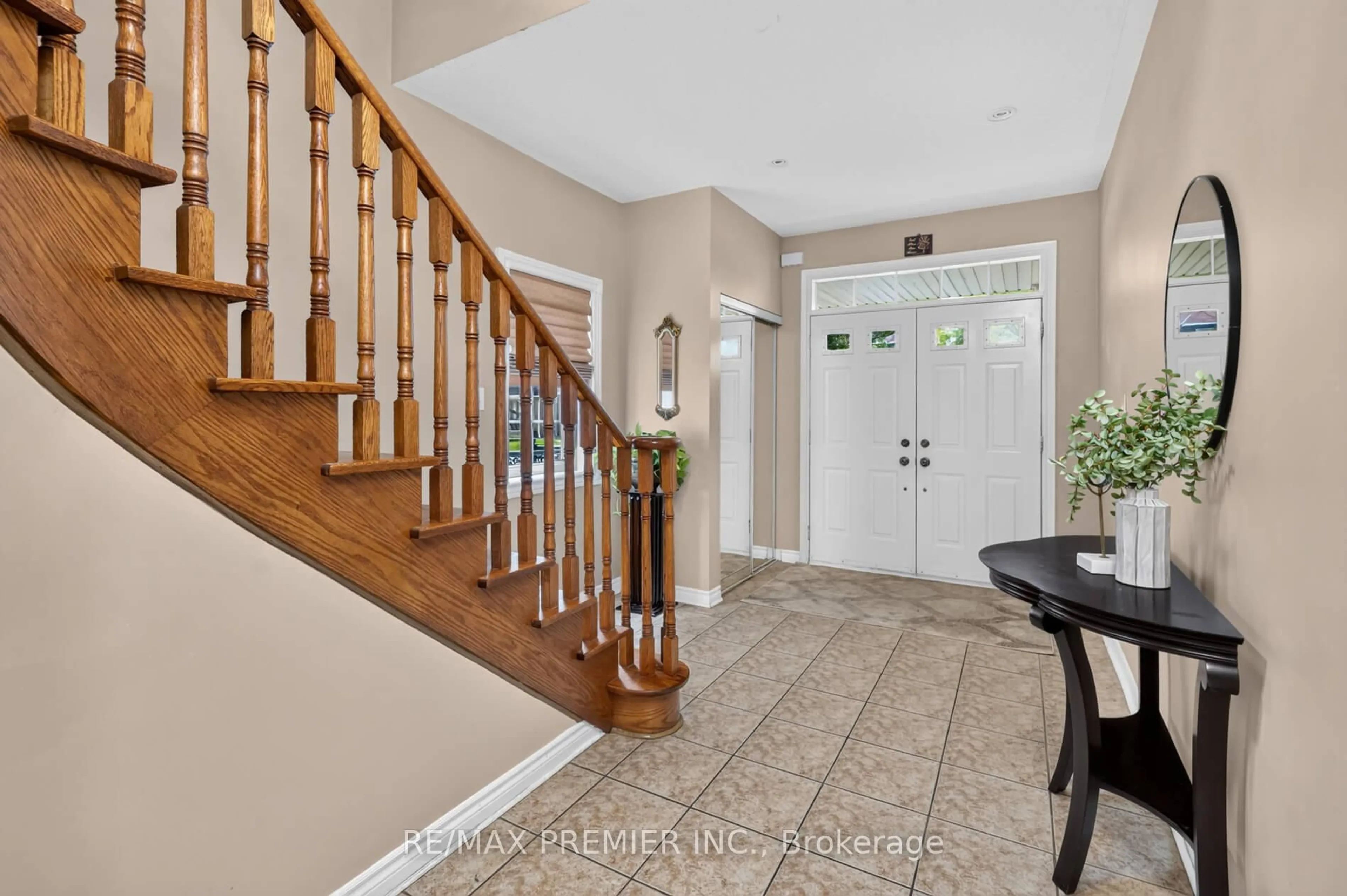 Indoor entryway for 19 Timberwolf Rd, Brampton Ontario L6P 2B4