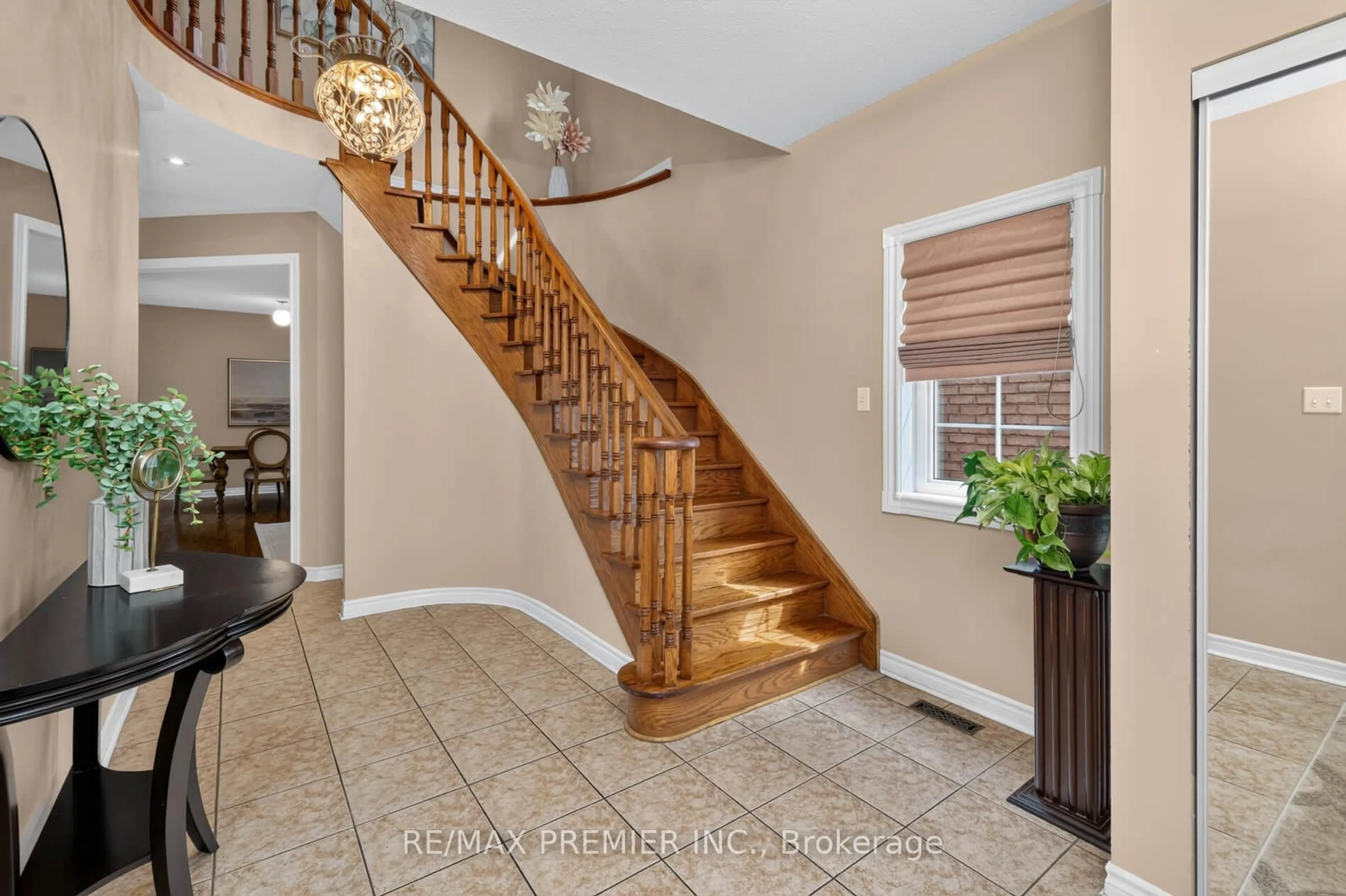 Indoor entryway for 19 Timberwolf Rd, Brampton Ontario L6P 2B4