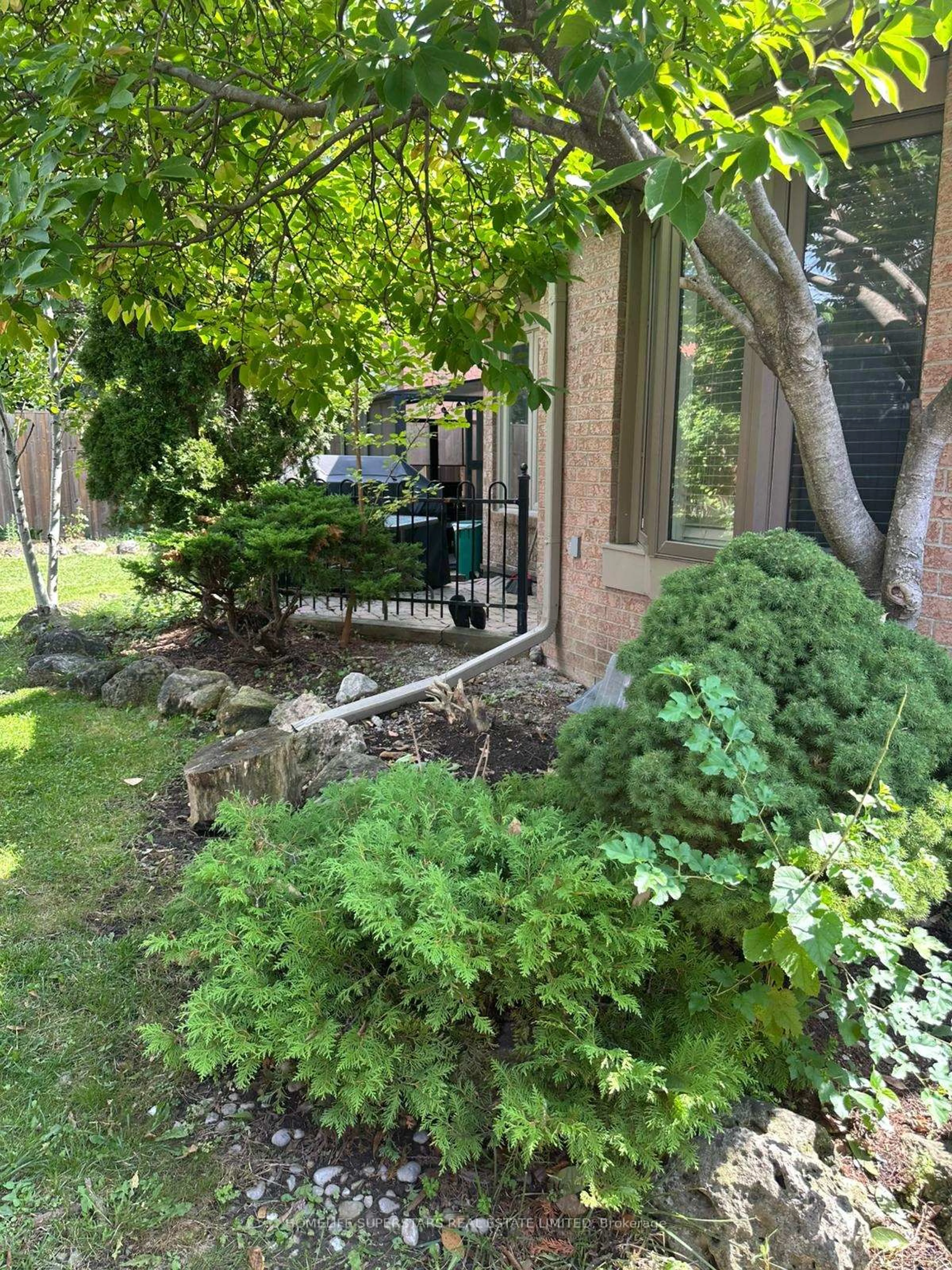 Patio, street for 4 Nottingham Cres, Brampton Ontario L6S 4G4