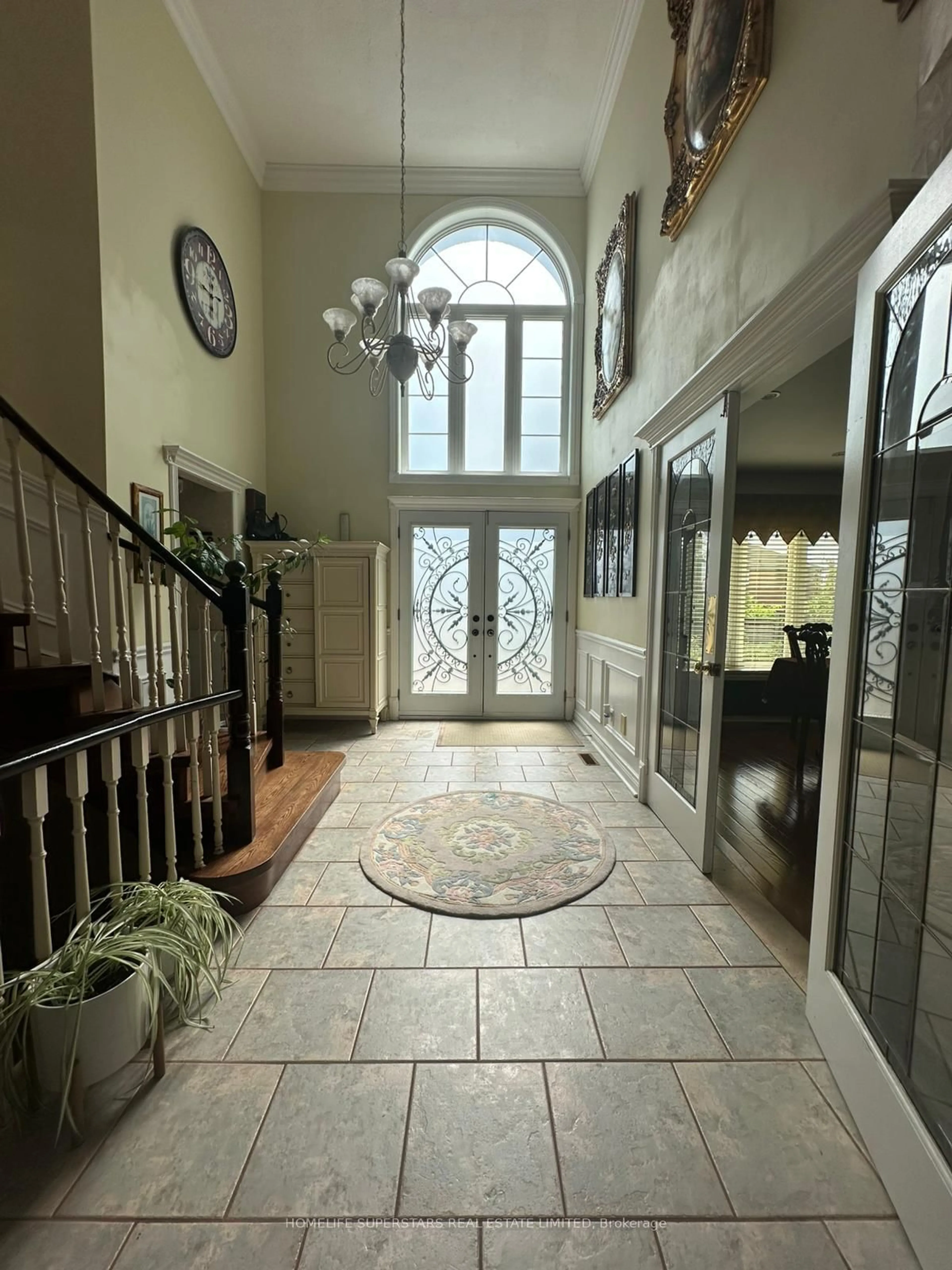 Indoor foyer for 4 Nottingham Cres, Brampton Ontario L6S 4G4