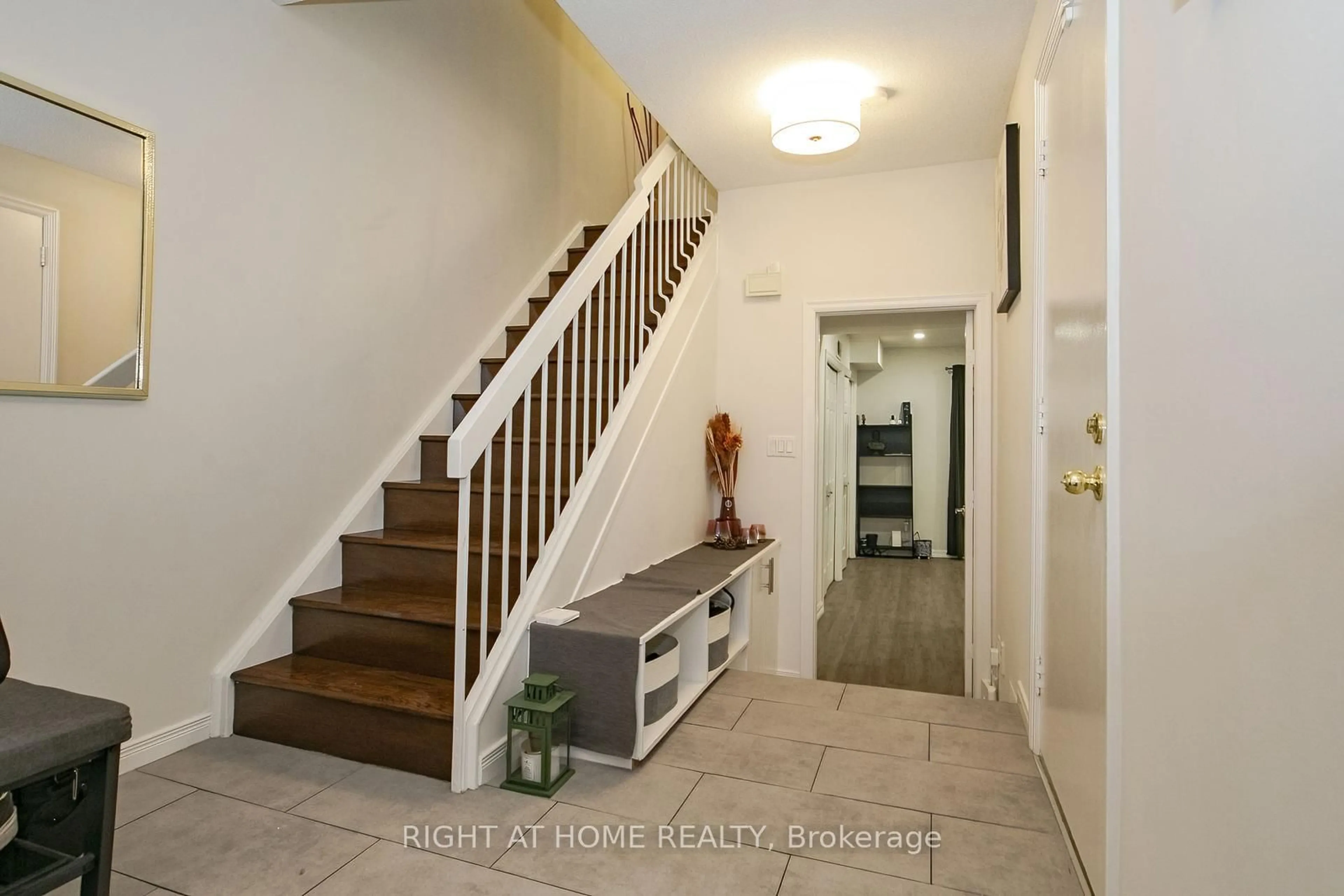 Indoor entryway for 1080 Walden Circ #75, Mississauga Ontario L5J 4J9