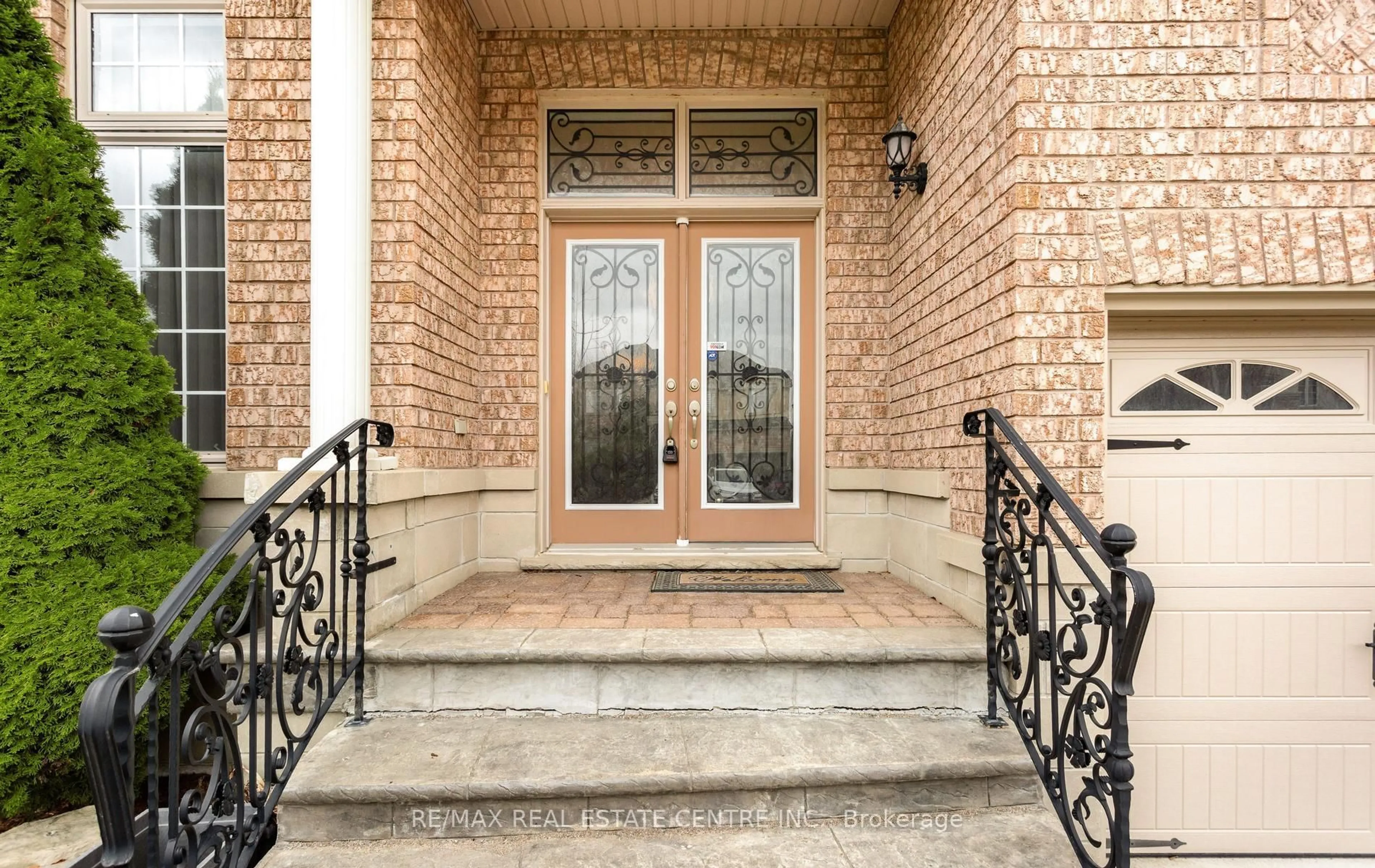 Indoor entryway for 15 Concorde Dr, Brampton Ontario L6P 1V3