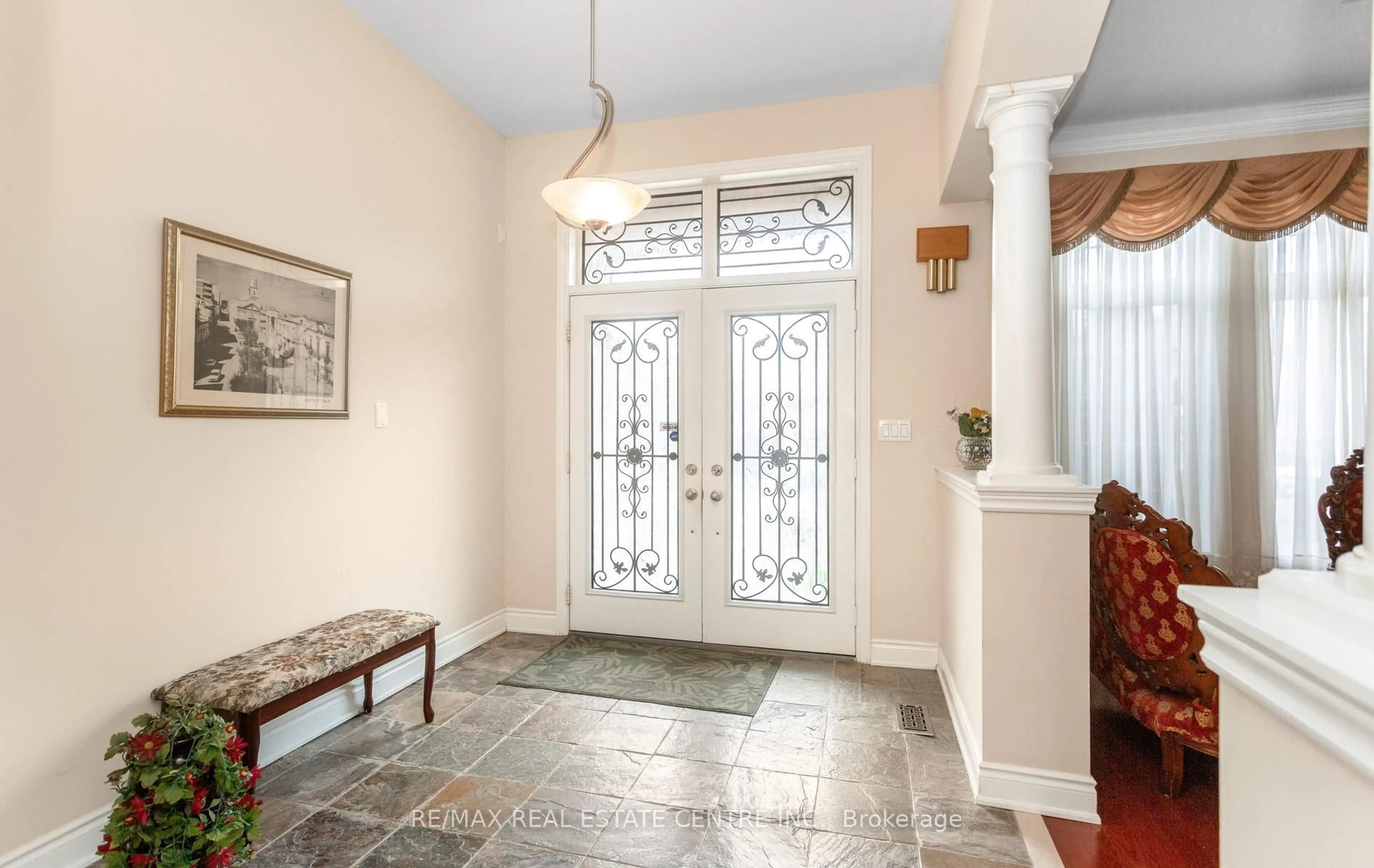 Indoor entryway for 15 Concorde Dr, Brampton Ontario L6P 1V3