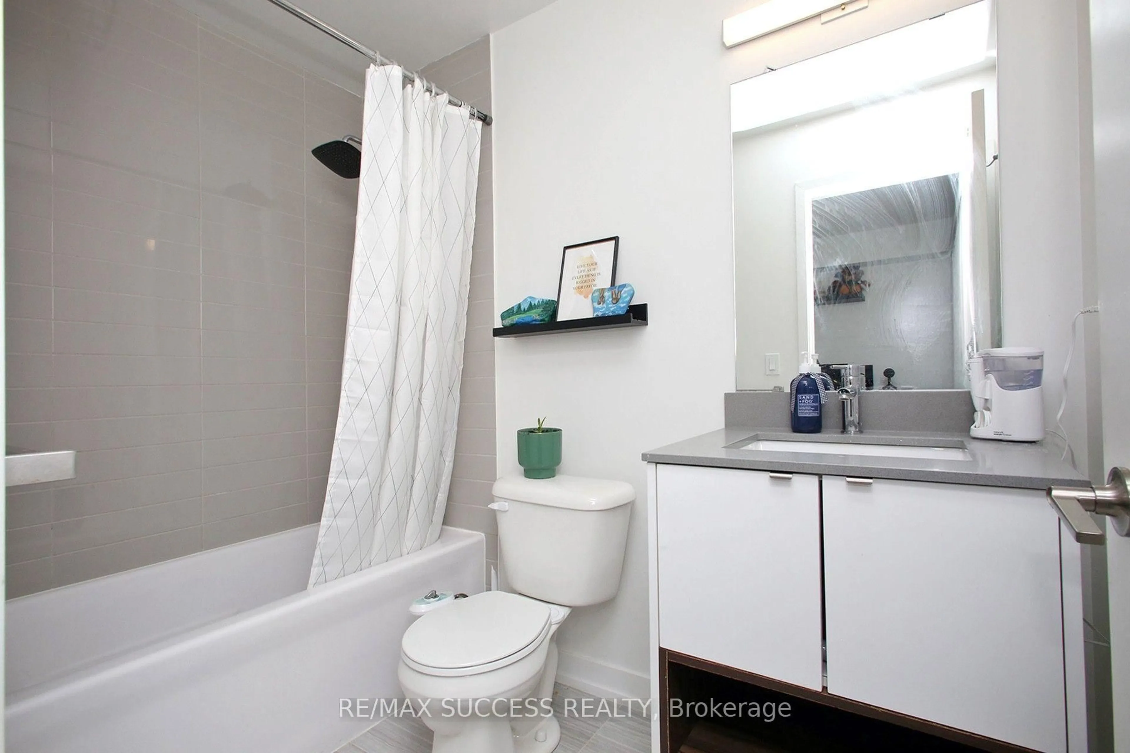 Standard bathroom, unknown for 1121 Cooke Blvd #76, Burlington Ontario L7T 0C3