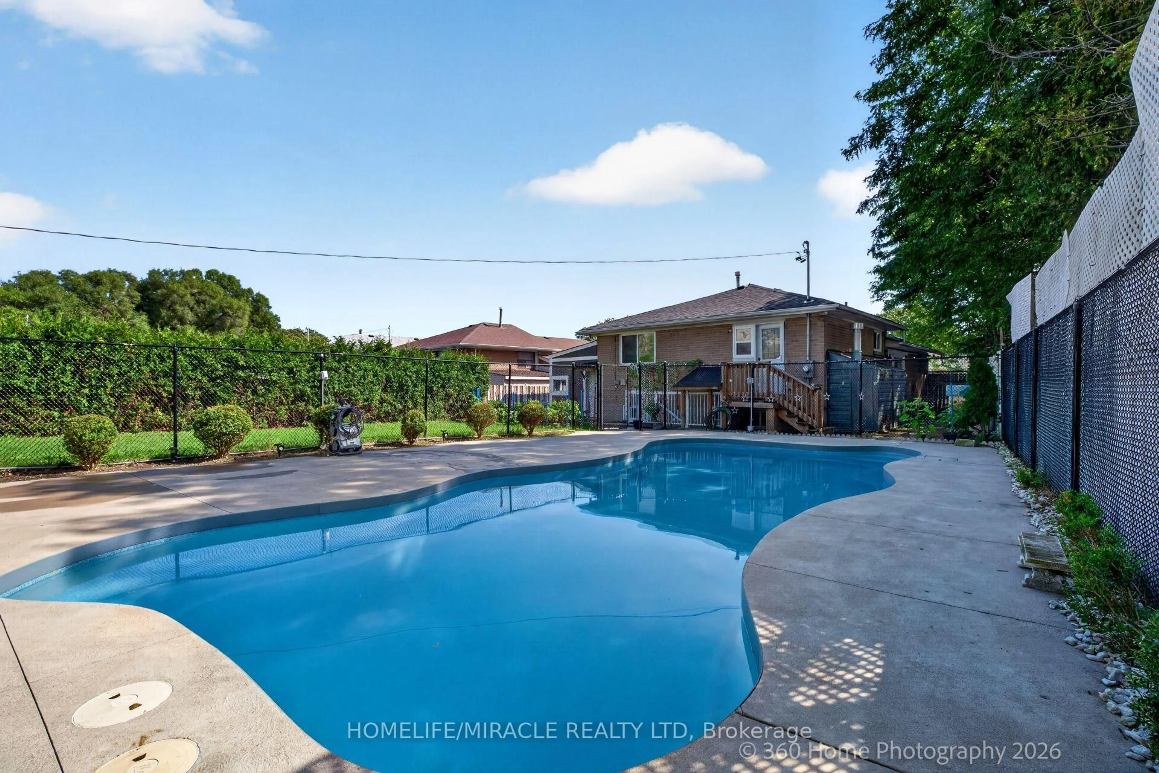 Pool for 178 Kingsview Blvd, Toronto Ontario M9R 1V5