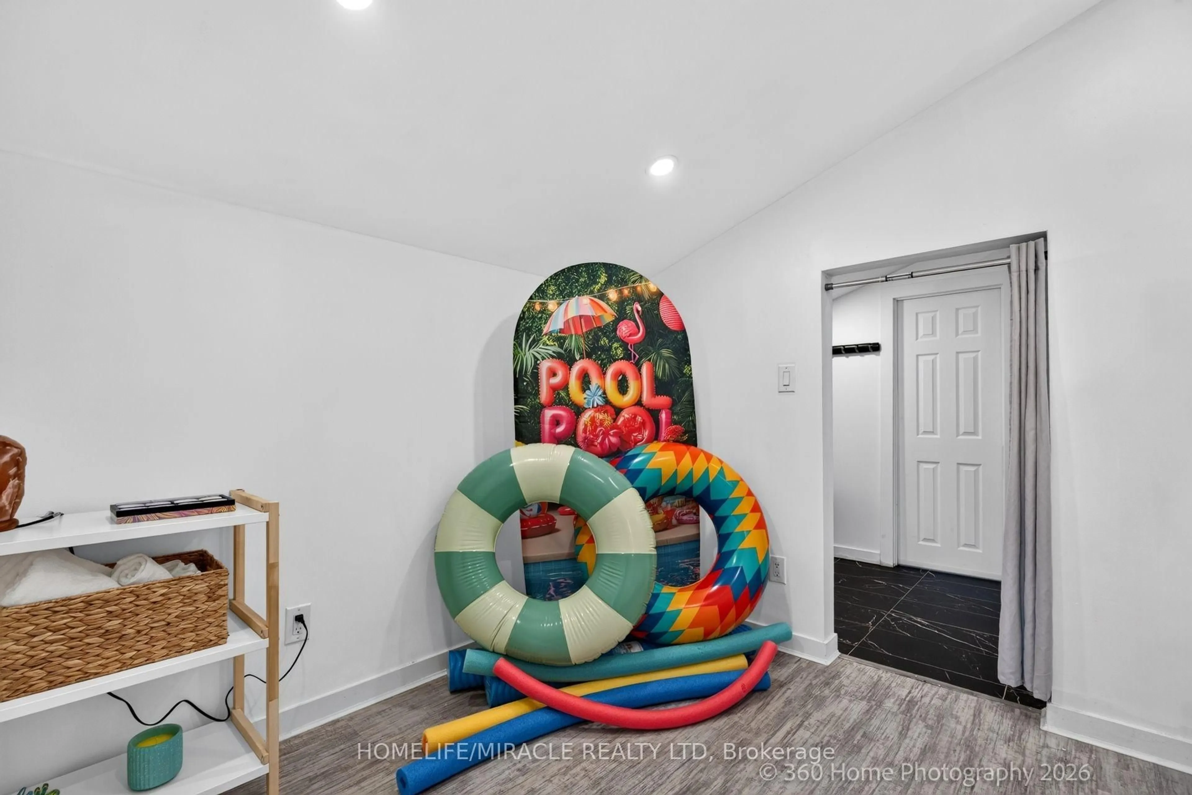 Pool for 178 Kingsview Blvd, Toronto Ontario M9R 1V5