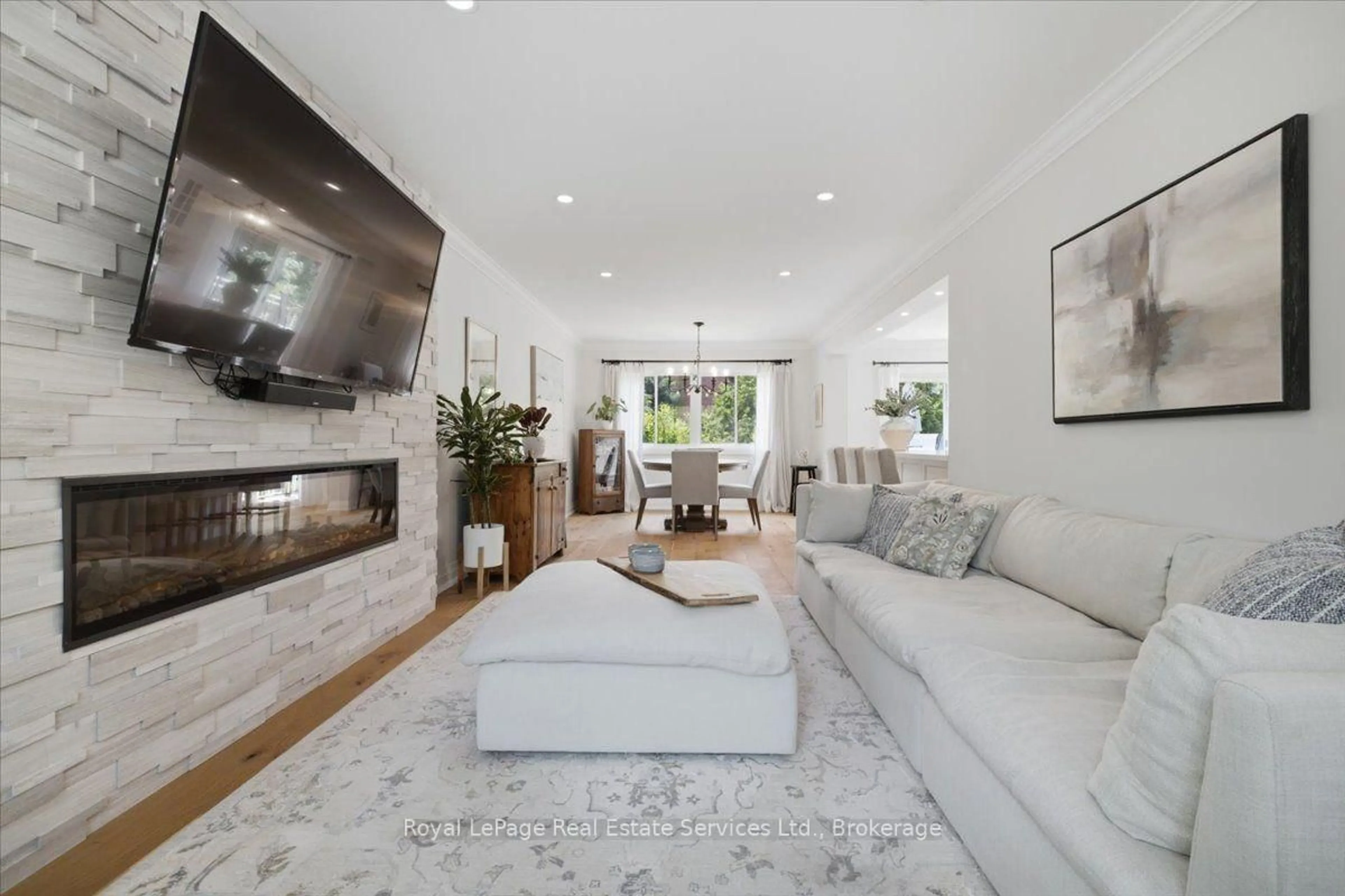 Living room with furniture, unknown for 2120 Marine Dr #5, Oakville Ontario L6L 1B7