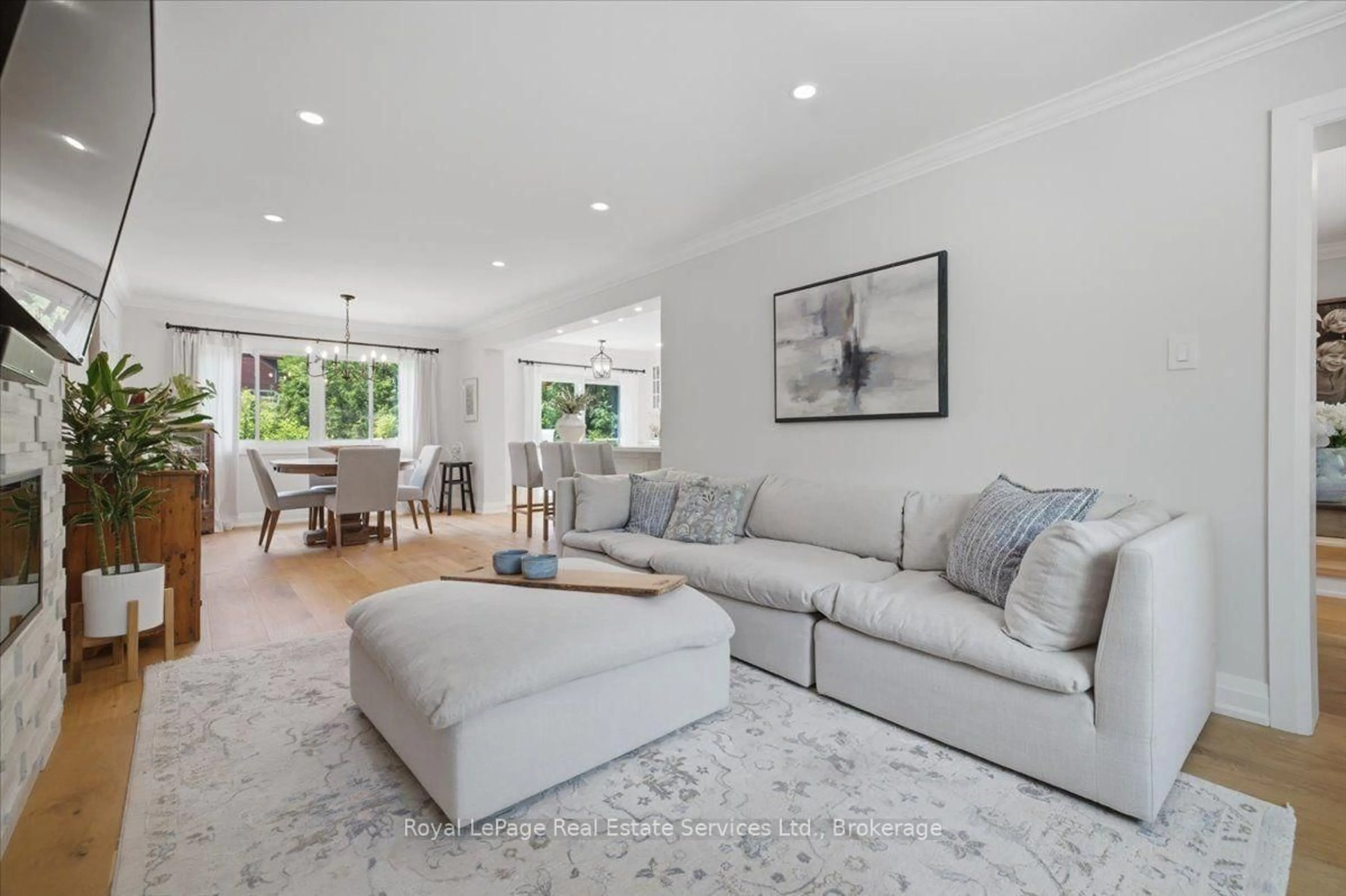 Living room with furniture, unknown for 2120 Marine Dr #5, Oakville Ontario L6L 1B7