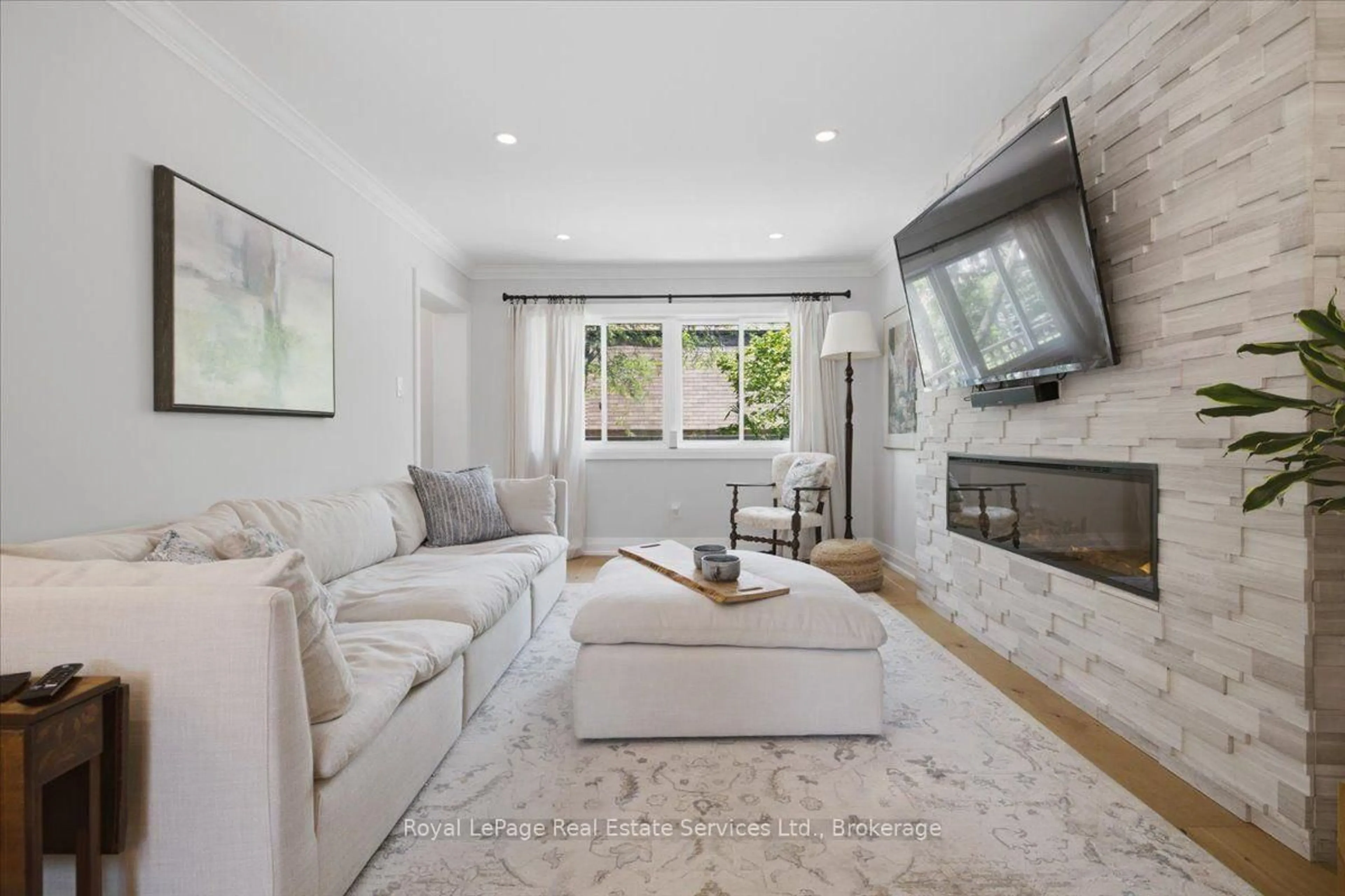Living room with furniture, unknown for 2120 Marine Dr #5, Oakville Ontario L6L 1B7
