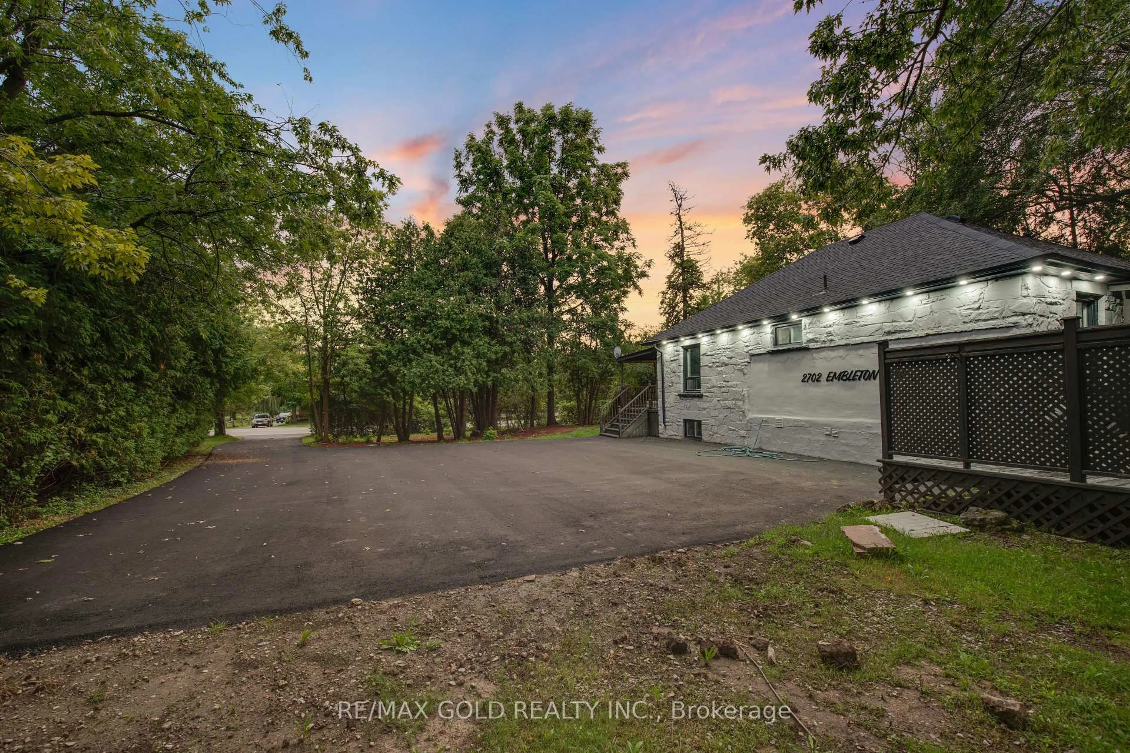 A pic from outside/outdoor area/front of a property/back of a property/a pic from drone, unknown for 2702 Embleton Rd, Brampton Ontario L6X 0E2