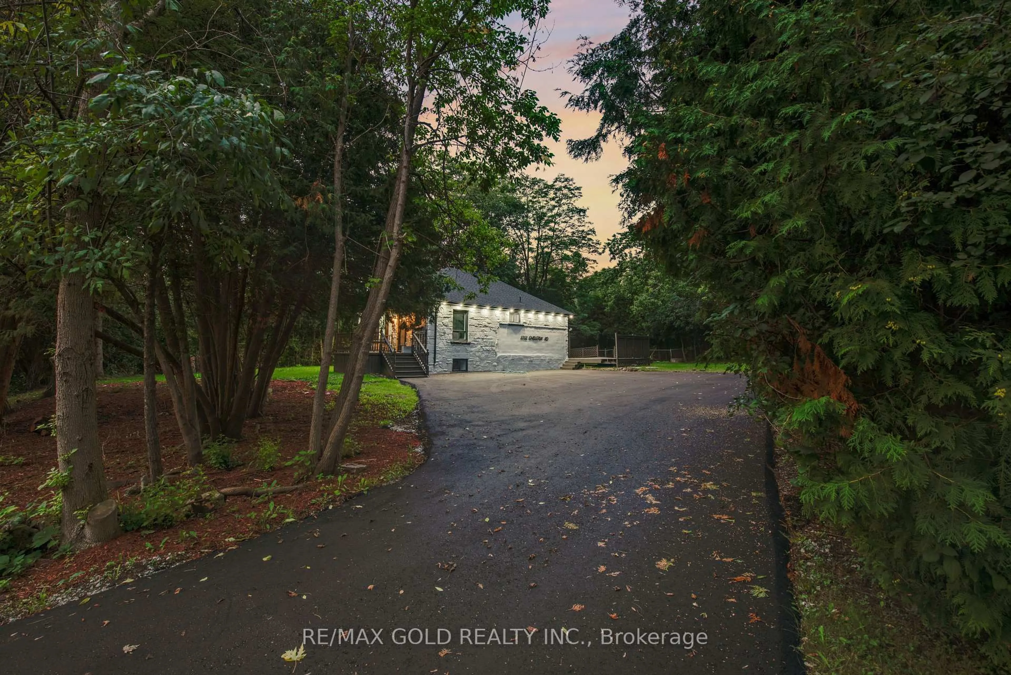 A pic from outside/outdoor area/front of a property/back of a property/a pic from drone, unknown for 2702 Embleton Rd, Brampton Ontario L6X 0E2