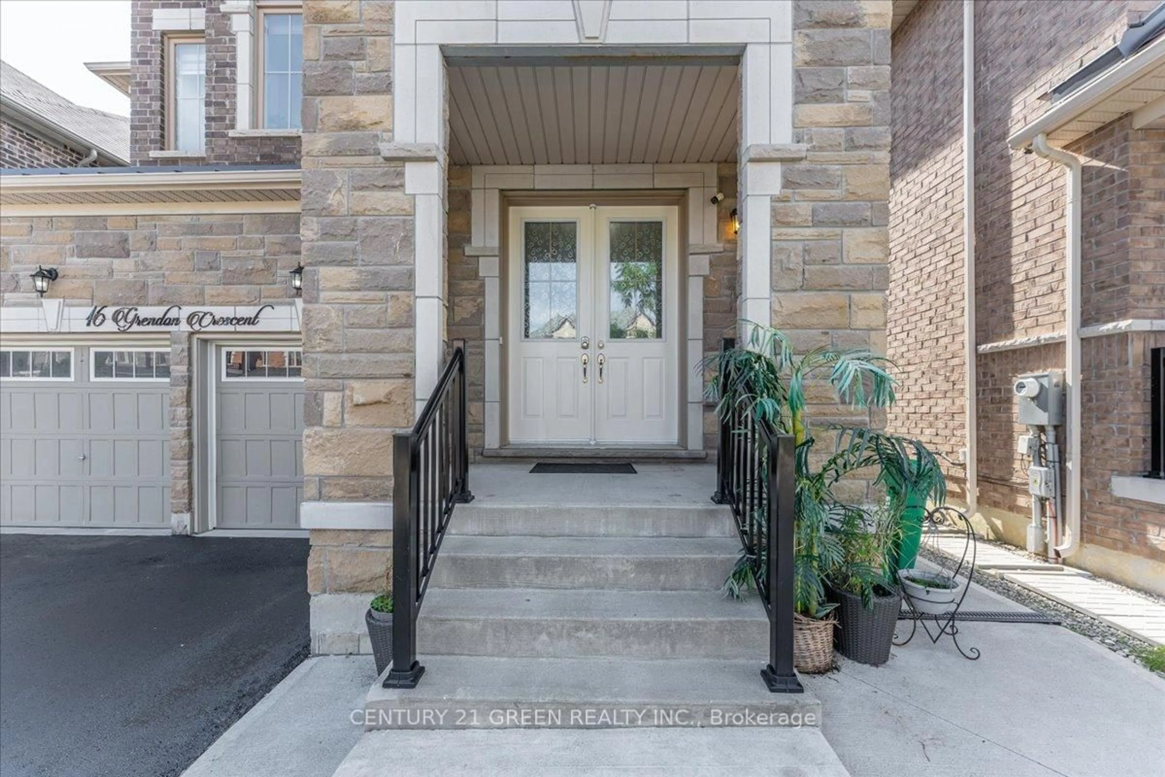 Indoor entryway for 16 Grendon Cres, Brampton Ontario L6X 5N4