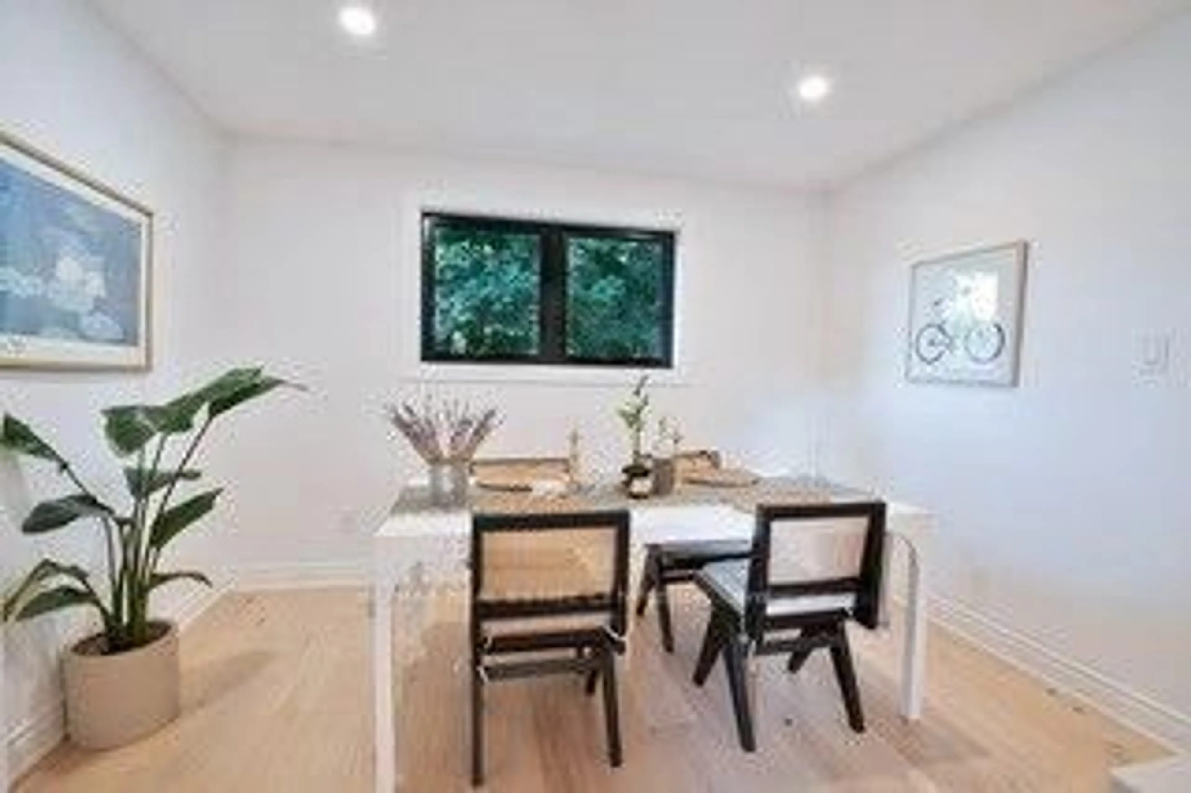 Dining room, wood/laminate floor for 2221 Wyandotte Dr, Oakville Ontario L6L 2T4