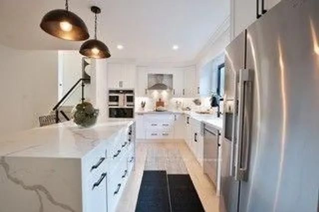 2221 Wyandotte Dr, Oakville 5