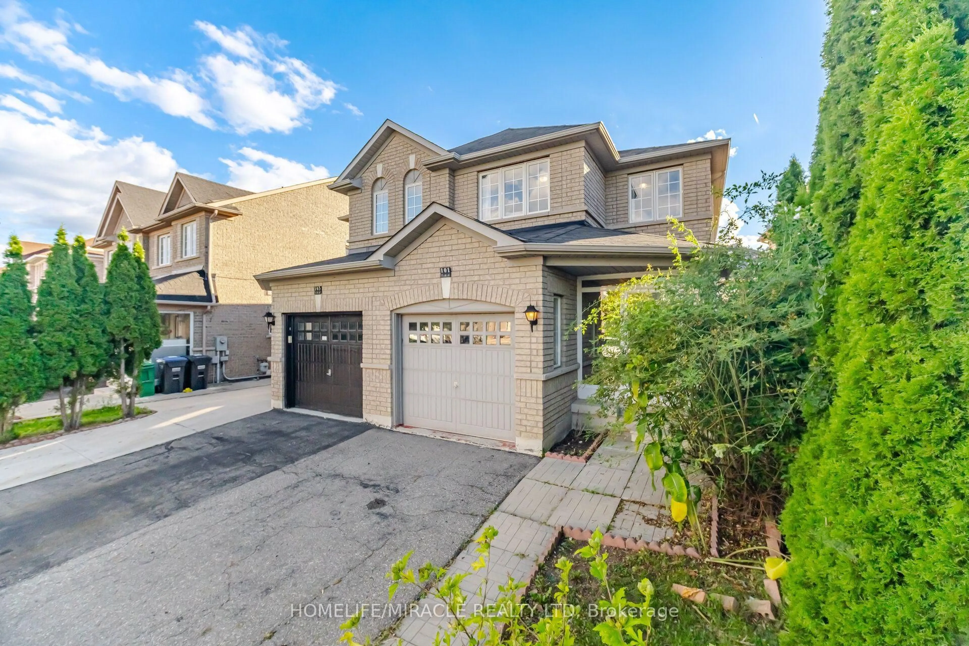 A pic from outside/outdoor area/front of a property/back of a property/a pic from drone, street for 101 Crystalview Cres, Brampton Ontario L6P 2S2