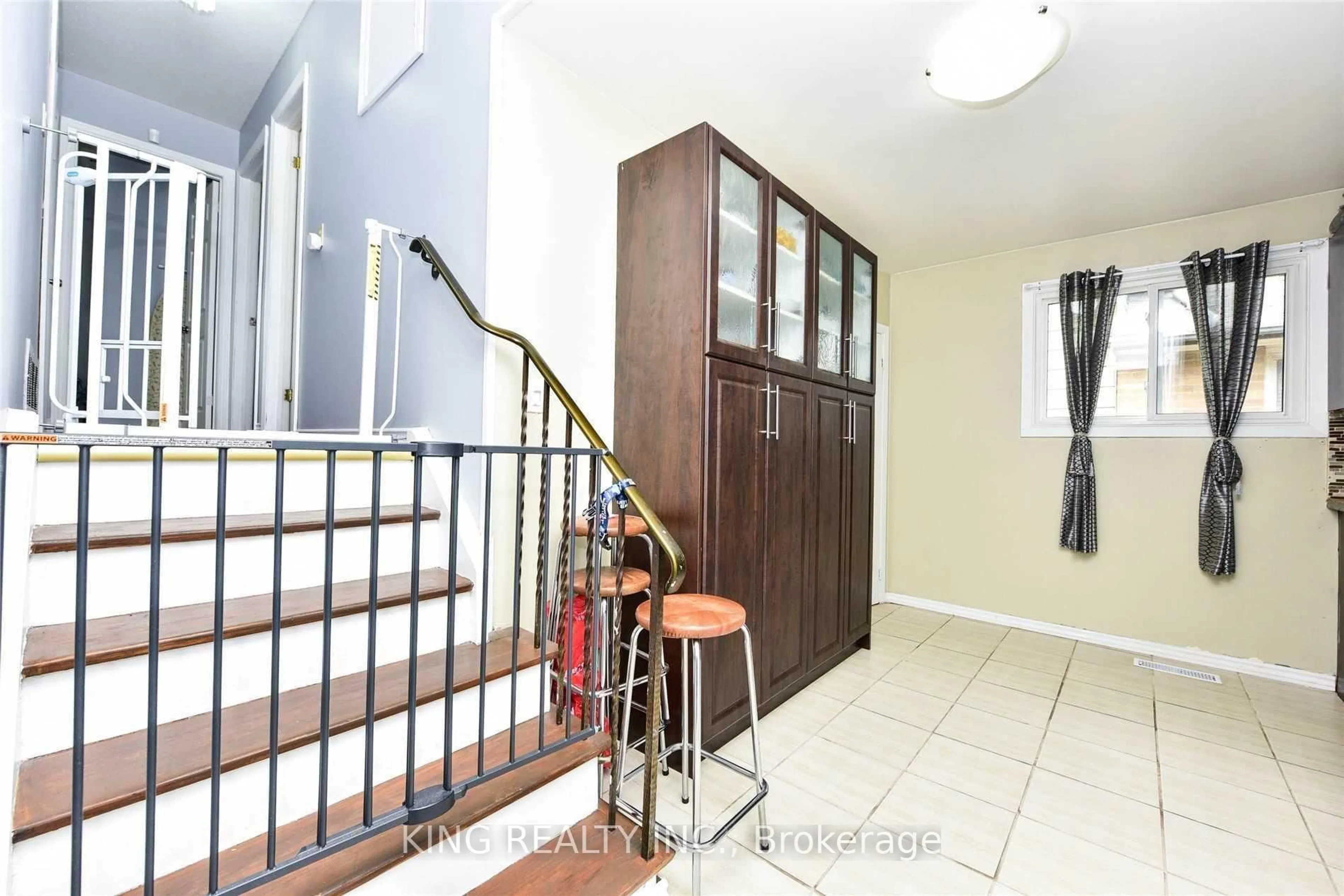 Indoor foyer for 3412 Monica Dr, Mississauga Ontario L4T 3E7