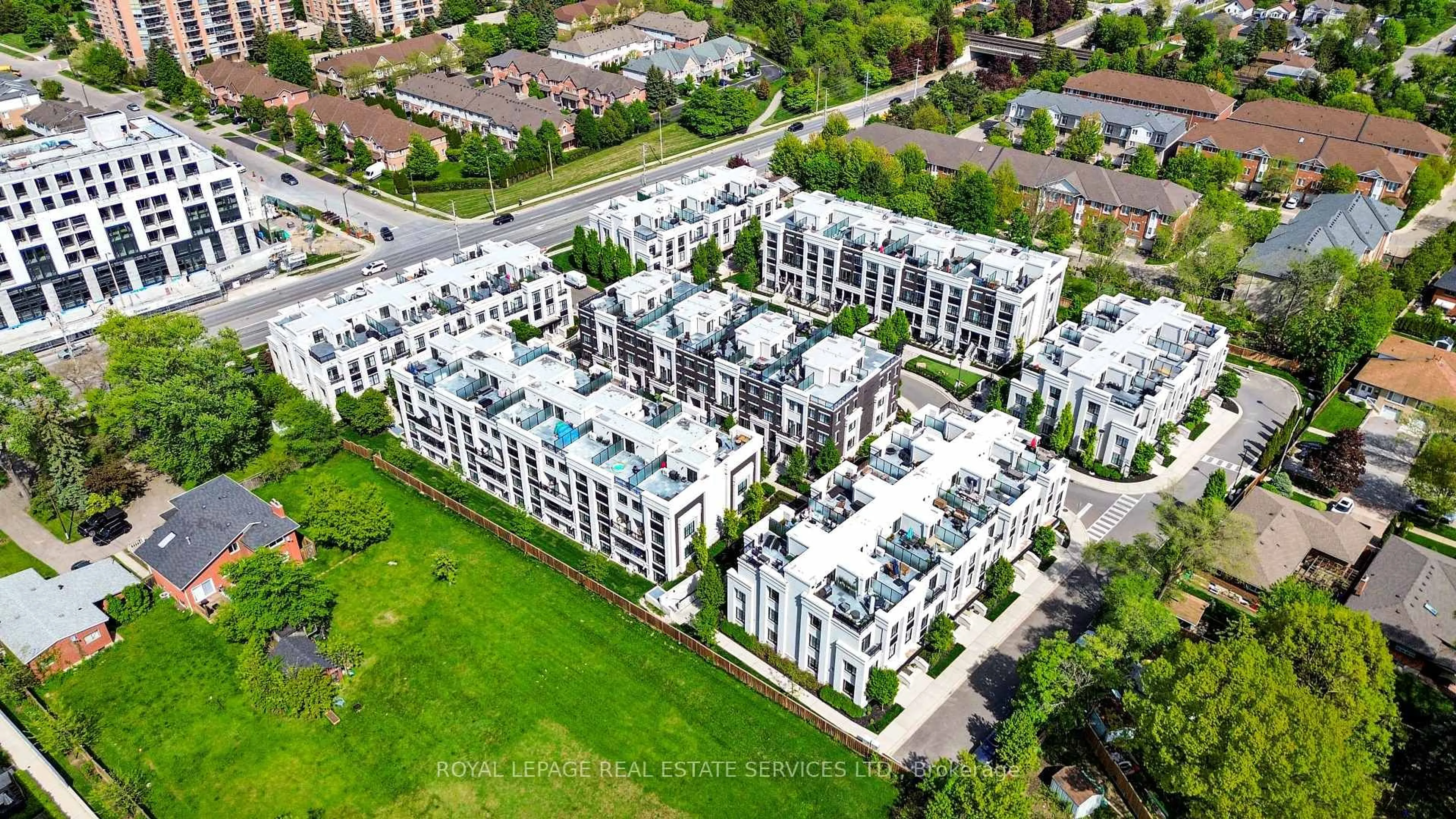 A pic from outside/outdoor area/front of a property/back of a property/a pic from drone, city buildings view from balcony for 1195 Gooseberry Lane #301, Mississauga Ontario L5G 0B7
