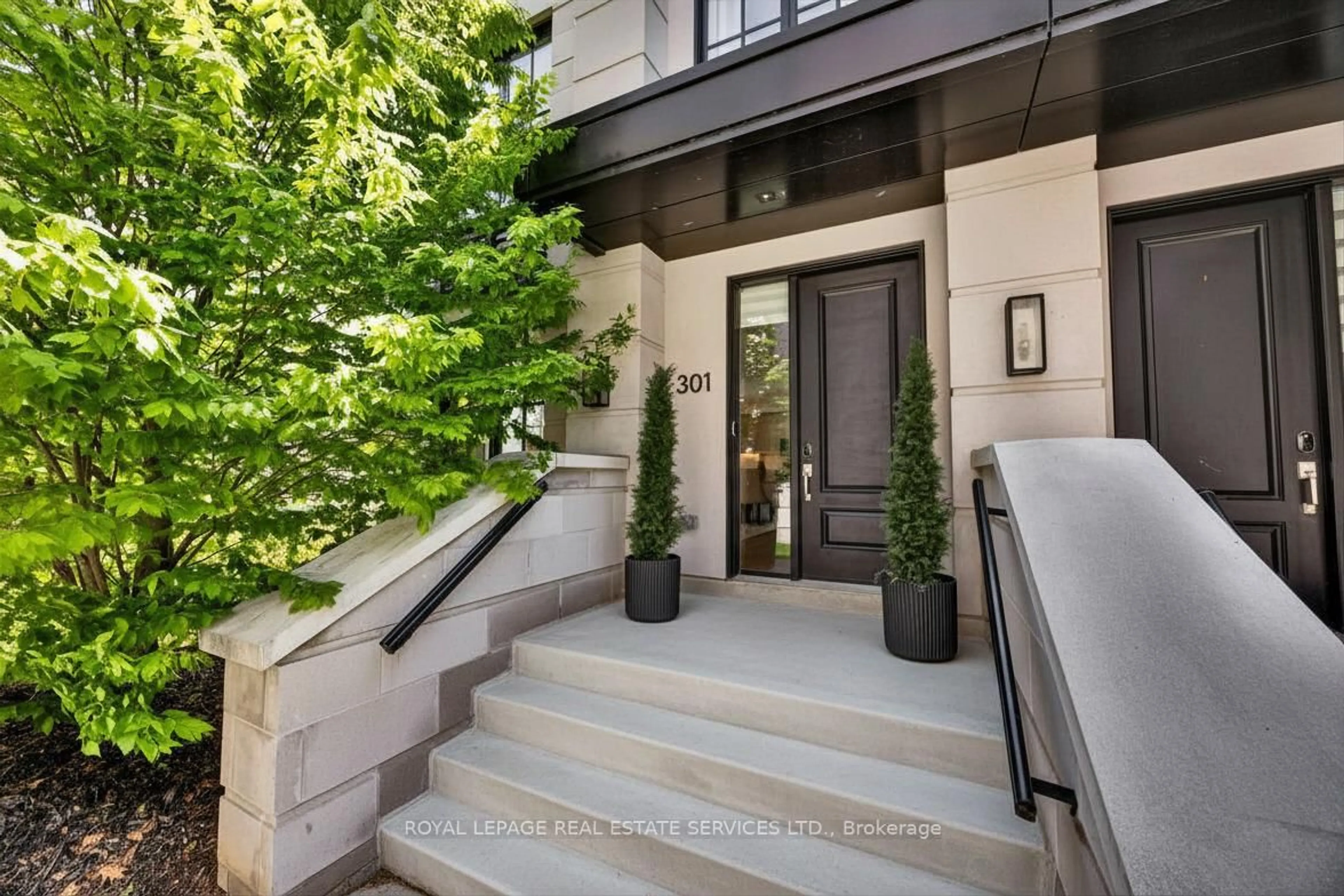 Indoor entryway for 1195 Gooseberry Lane #301, Mississauga Ontario L5G 0B7