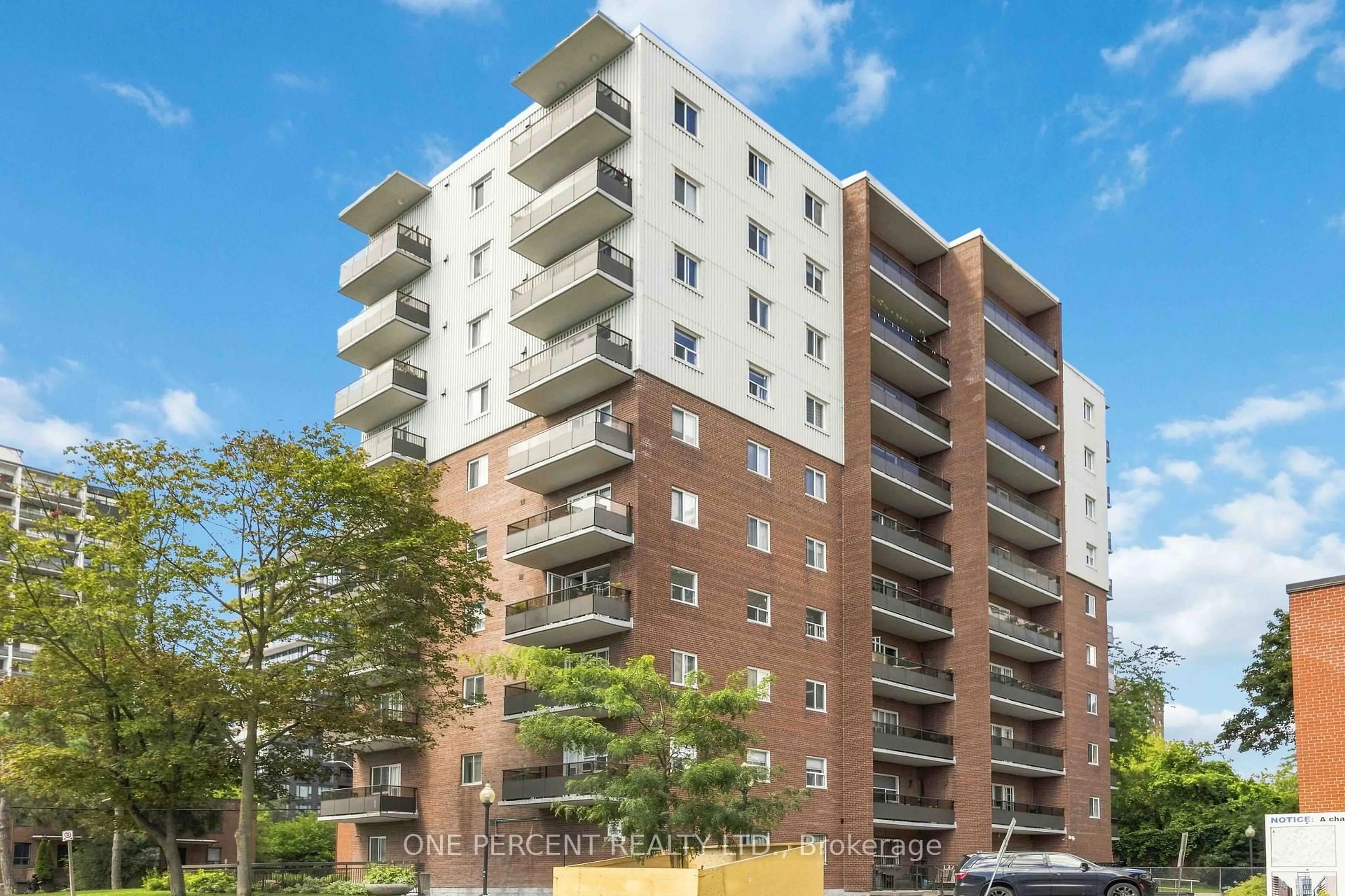 Patio, building for 15 Elizabeth St #1005, Mississauga Ontario L5G 2Z3