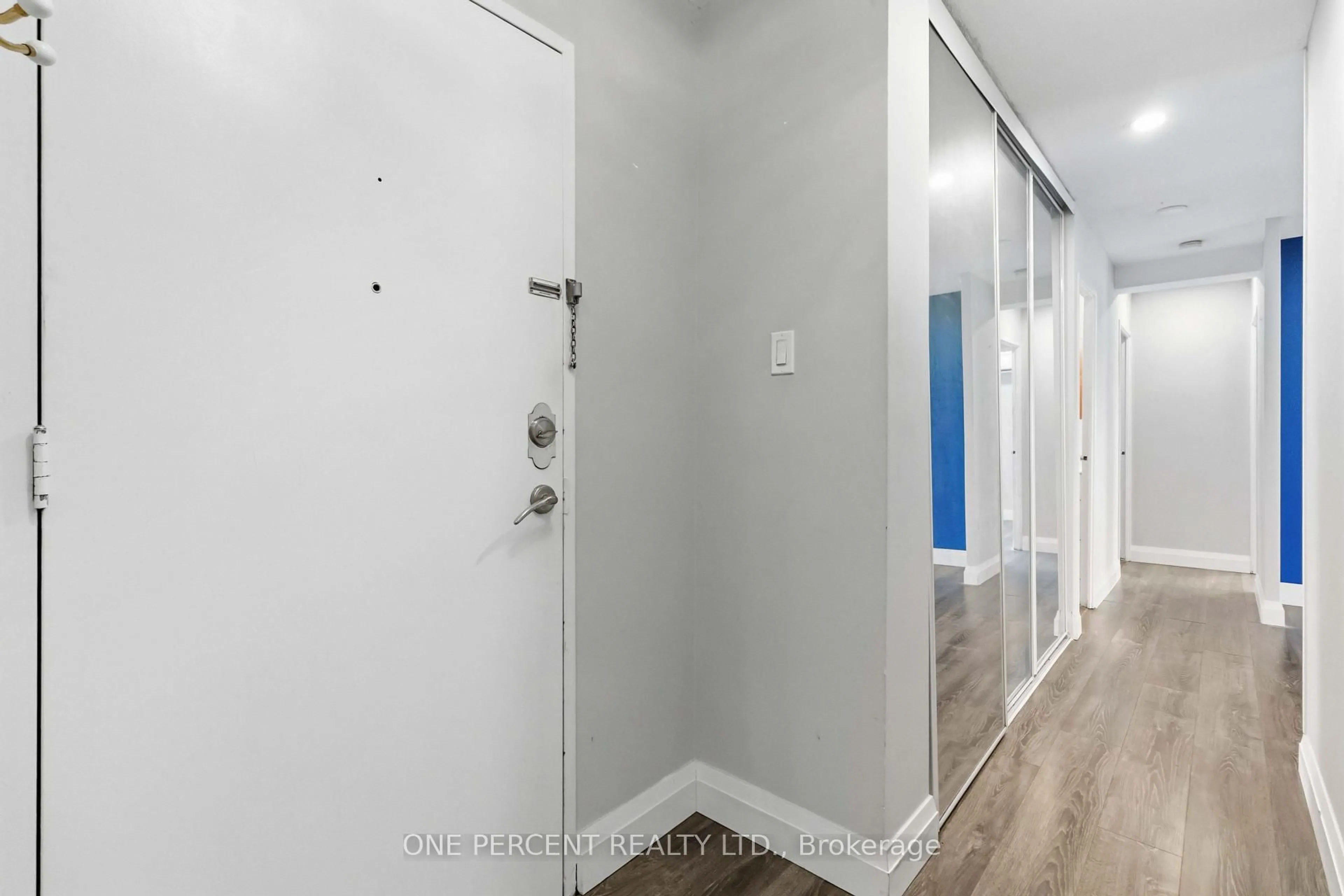 Indoor entryway for 15 Elizabeth St #1005, Mississauga Ontario L5G 2Z3