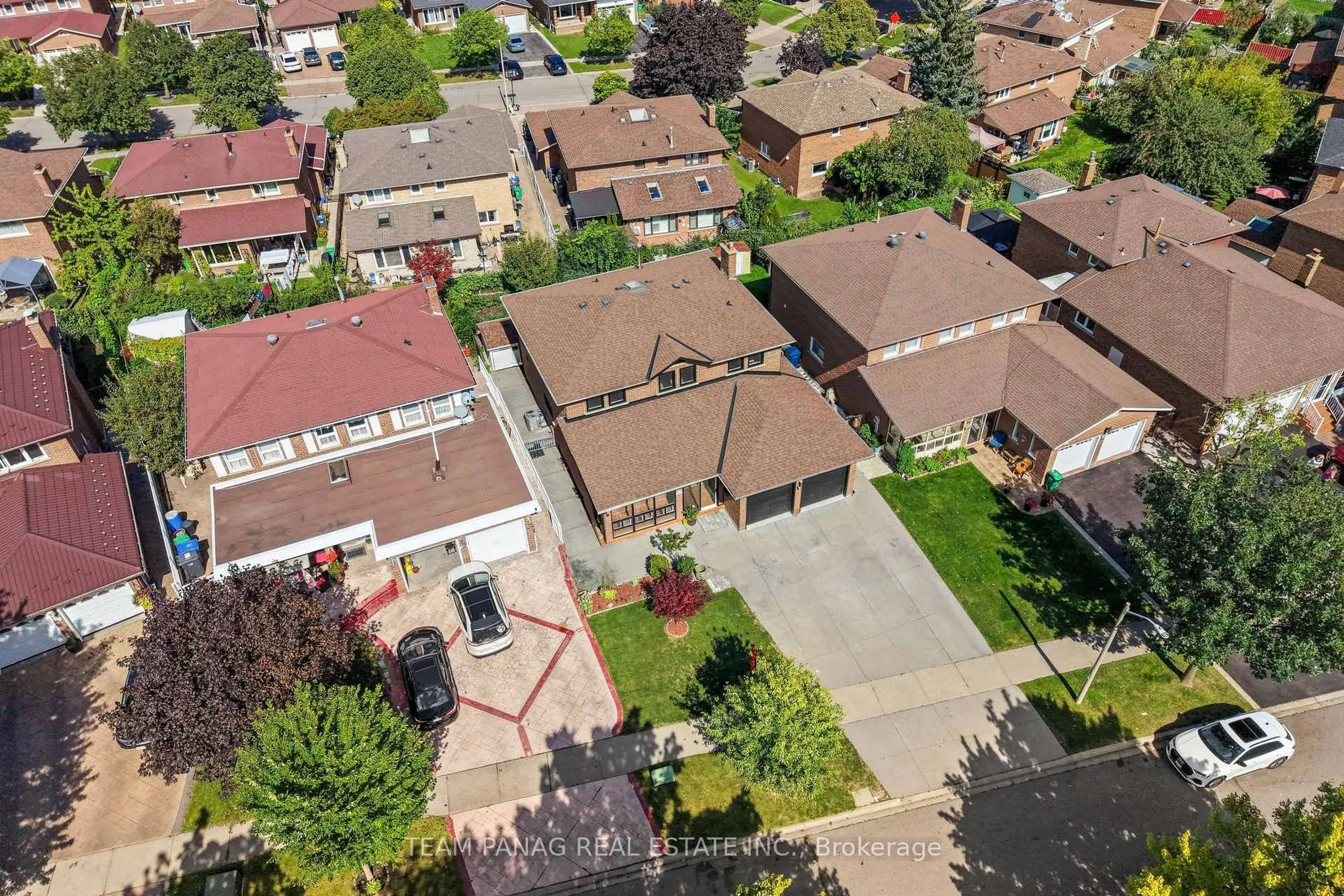 A pic from outside/outdoor area/front of a property/back of a property/a pic from drone, street for 92 Princeton Terr, Brampton Ontario L6S 3S8