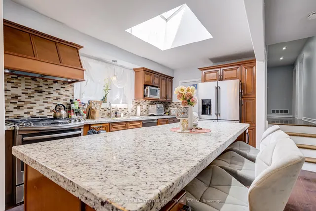 5 Hallow Cres, Toronto 4