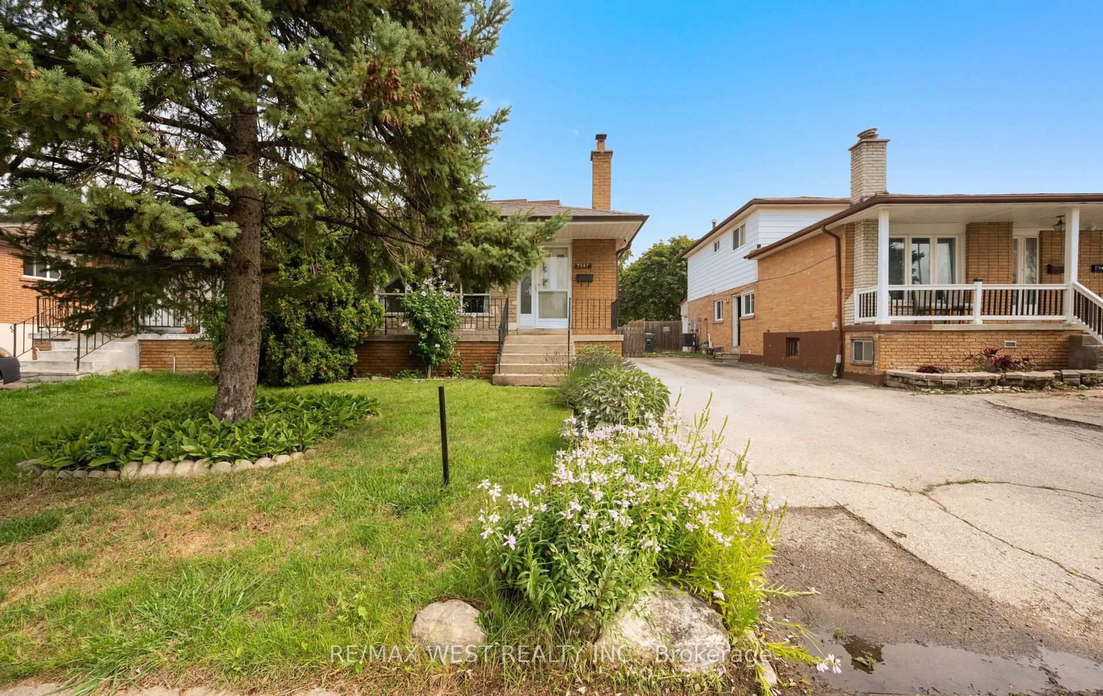 Patio, street for 7397 Catalpa Rd, Mississauga Ontario L4T 2T2
