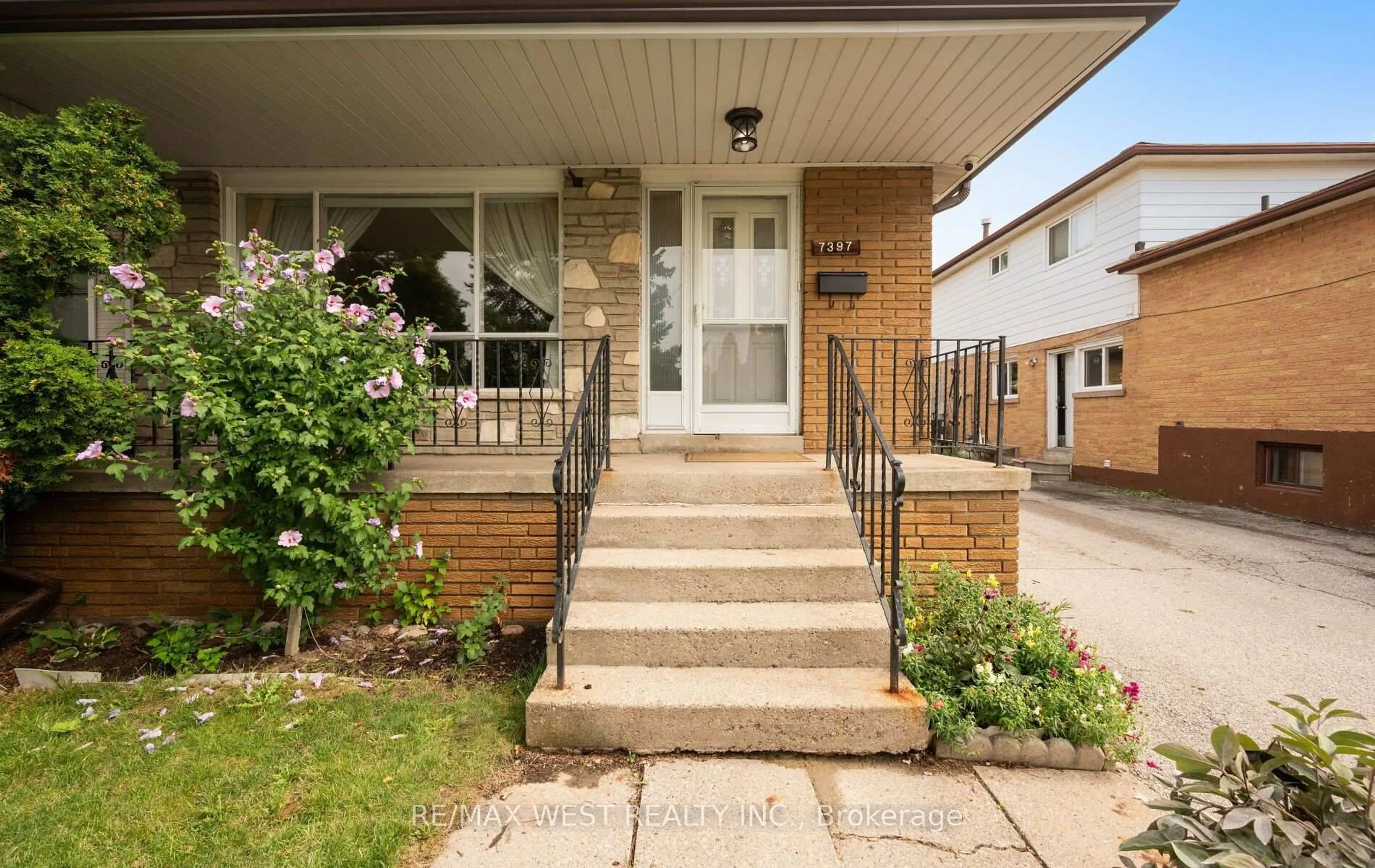 Home with brick exterior material, street for 7397 Catalpa Rd, Mississauga Ontario L4T 2T2
