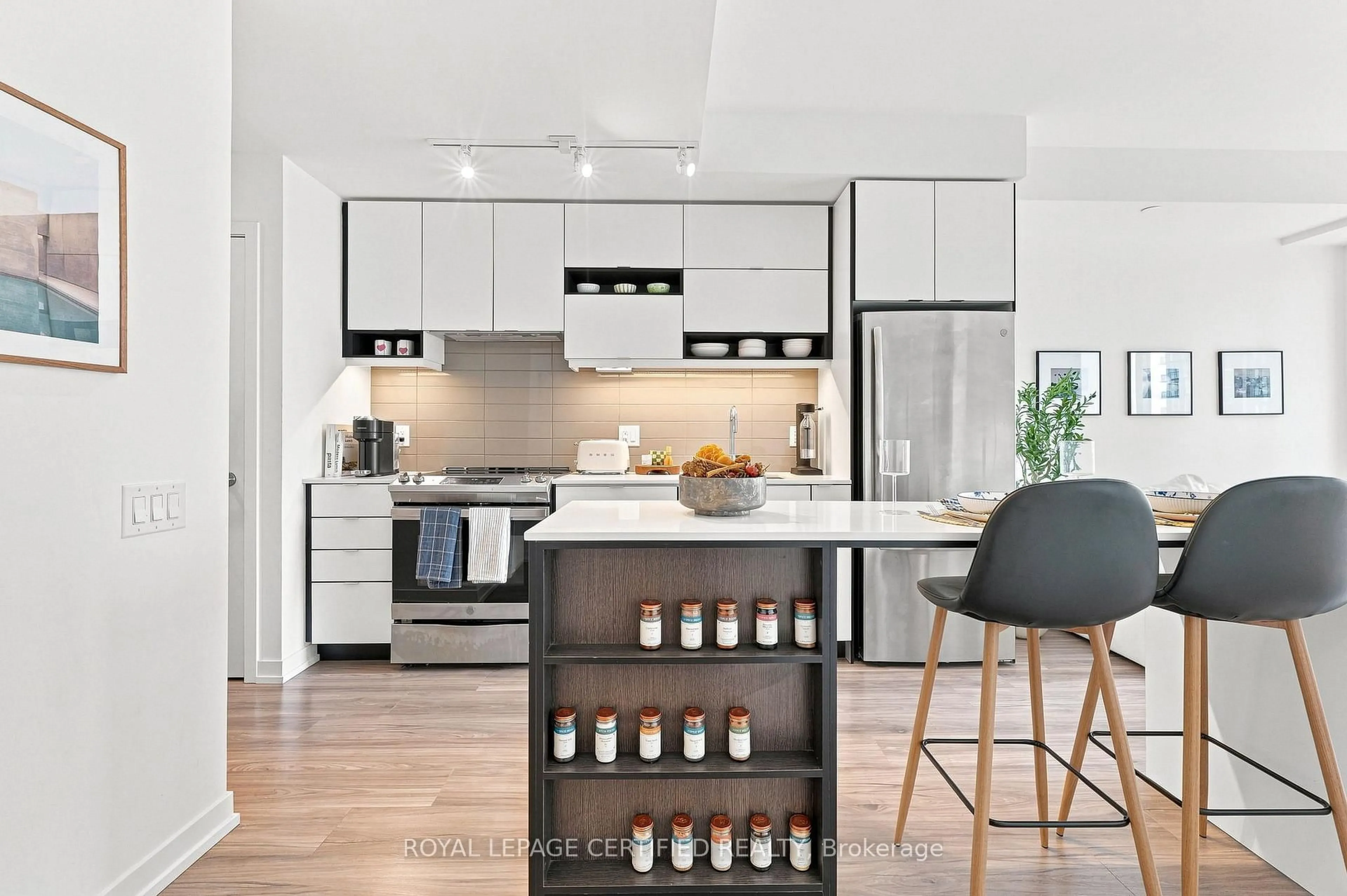 Open concept kitchen, unknown for 4065 Confederation Pkwy #2112, Mississauga Ontario L5B 0L4