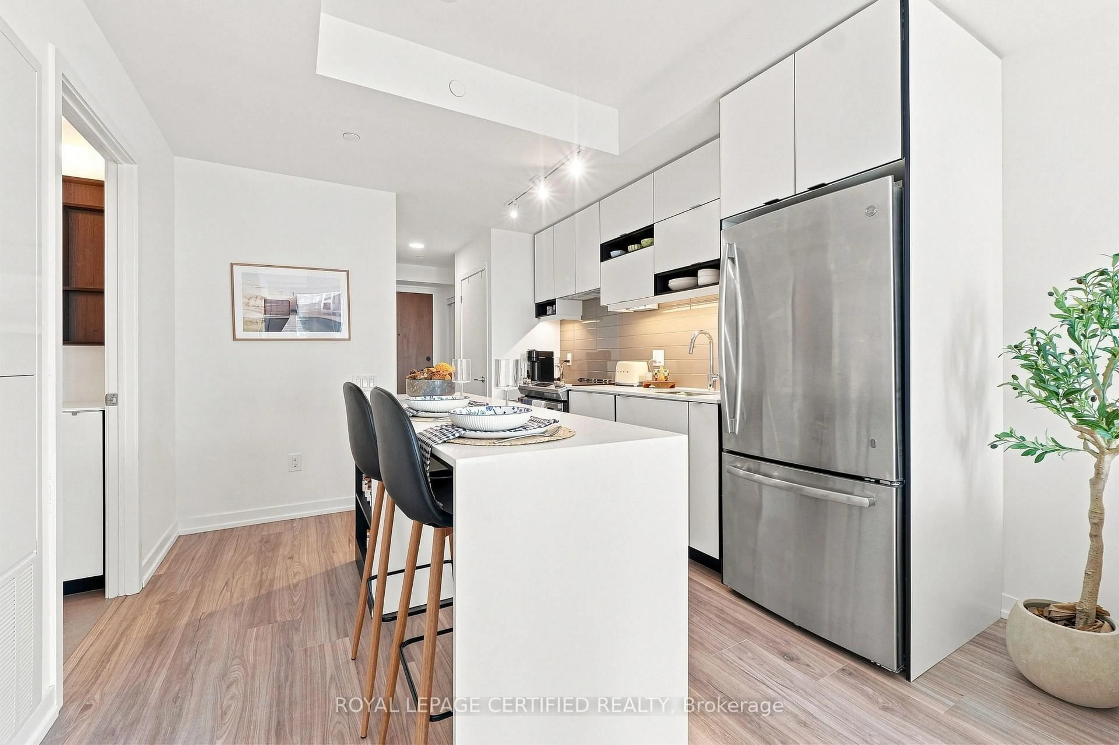 Open concept kitchen, unknown for 4065 Confederation Pkwy #2112, Mississauga Ontario L5B 0L4