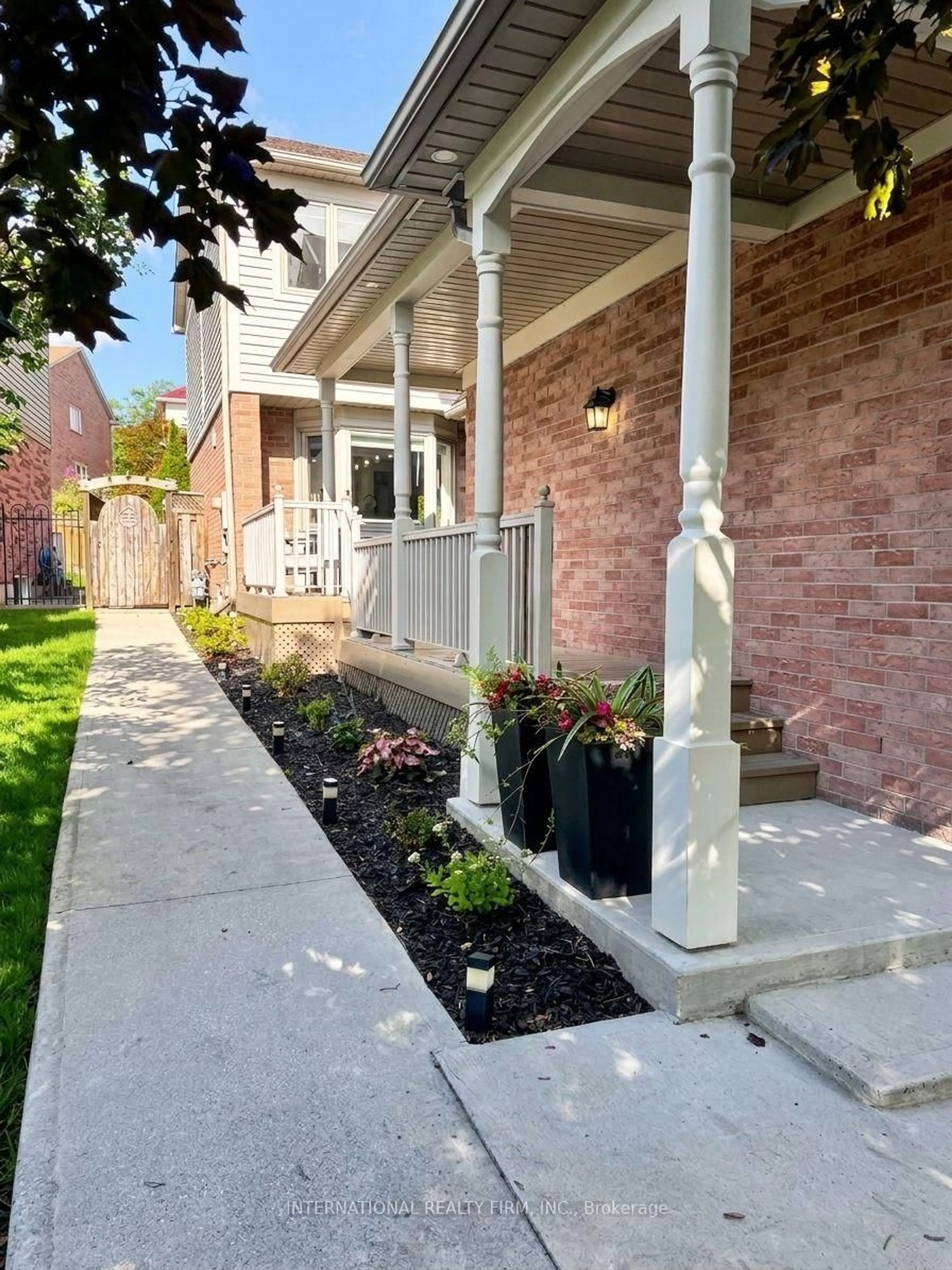 Home with brick exterior material, street for 2745 Galleon Cres, Mississauga Ontario L5M 5T8