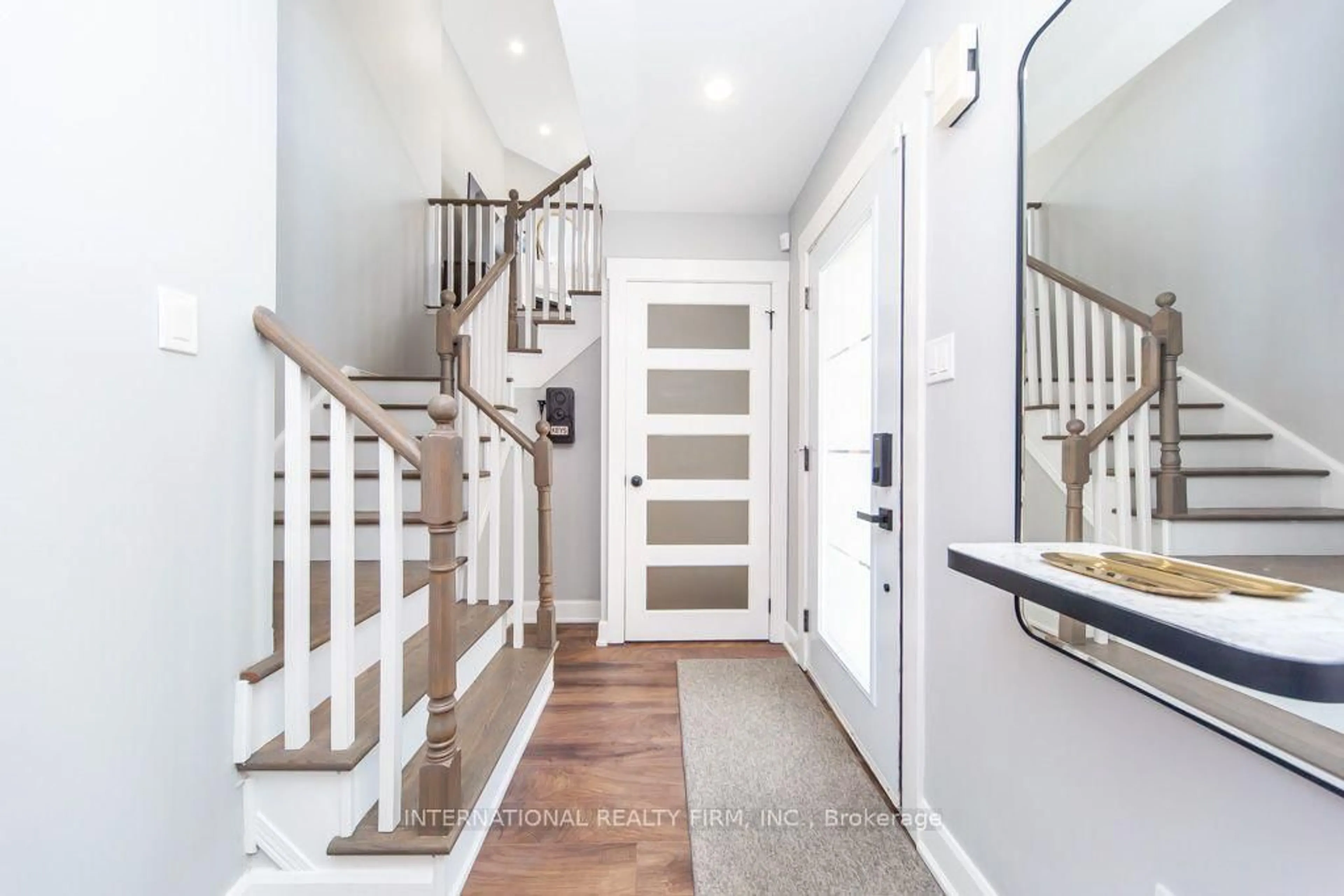 Indoor entryway for 2745 Galleon Cres, Mississauga Ontario L5M 5T8