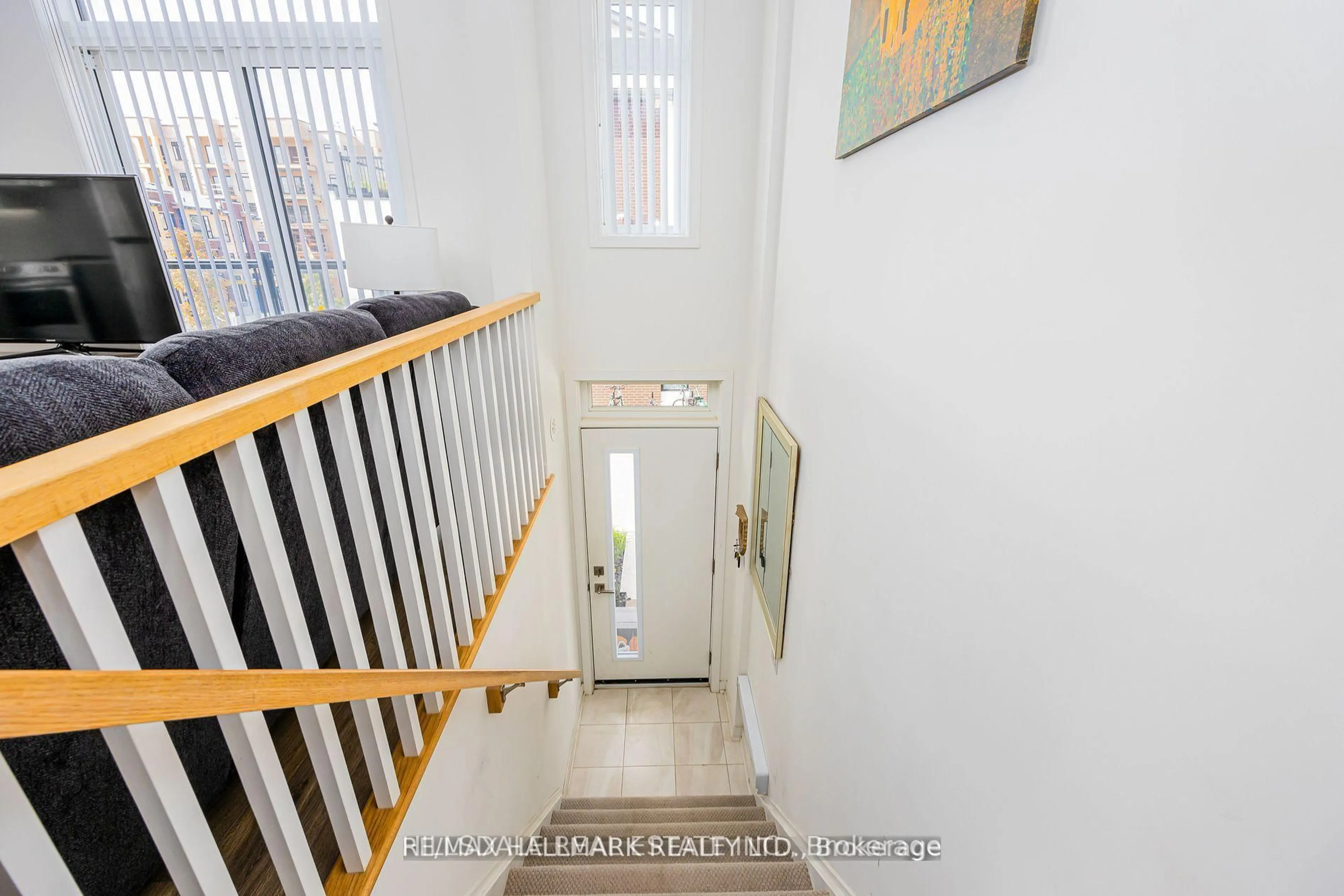 Stairs for 90 Canon Jackson Dr #207, Toronto Ontario M6M 0C1