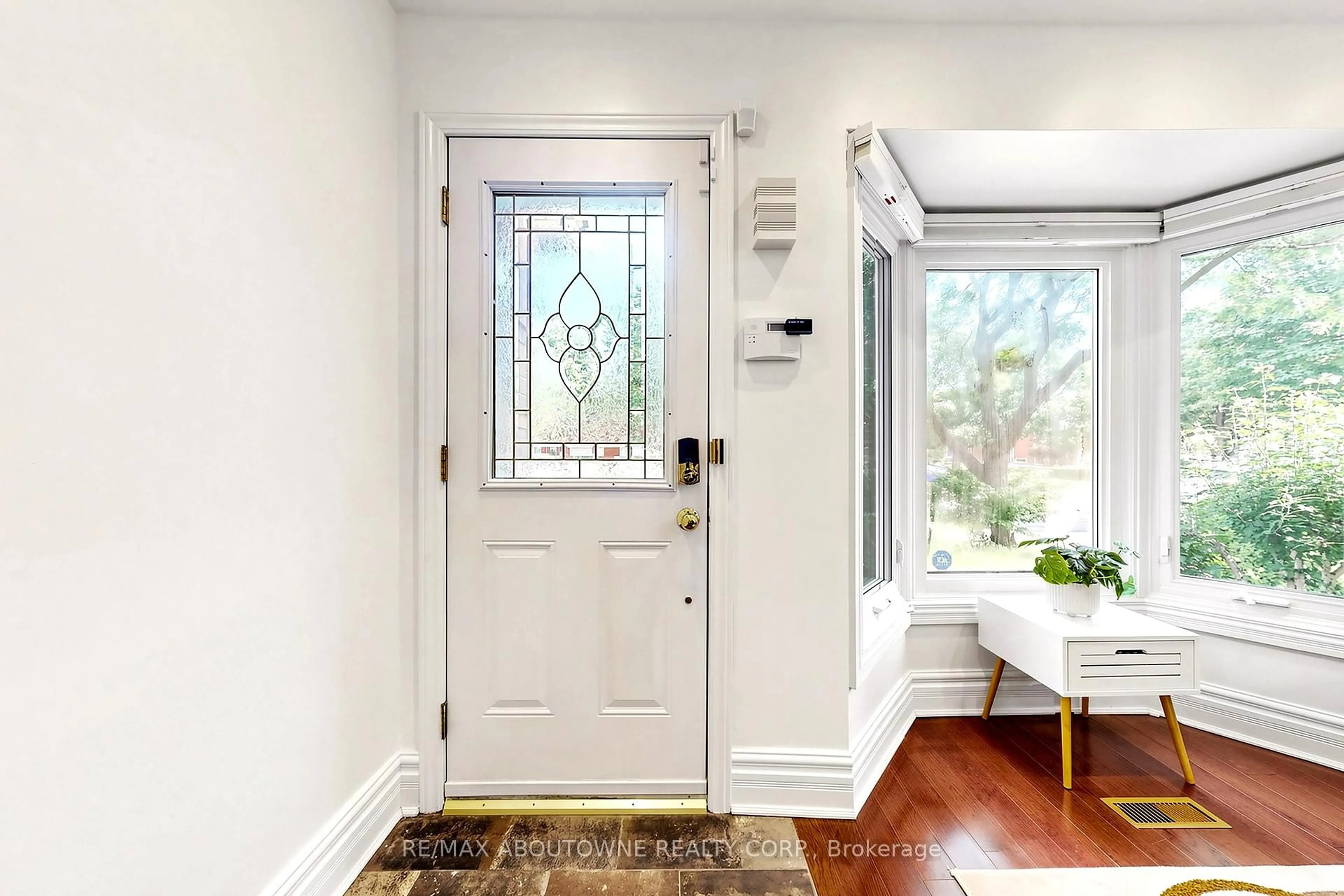 Indoor entryway for 2072 Glenada Cres, Oakville Ontario L6H 4M2