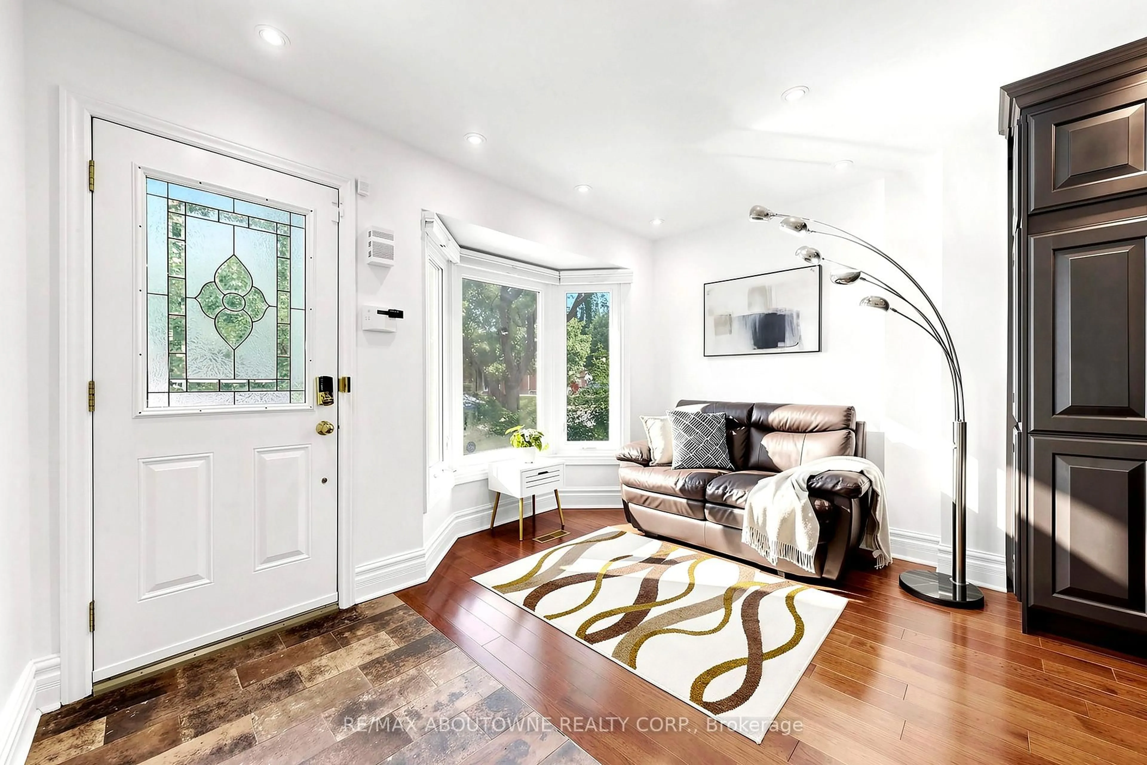 Indoor entryway for 2072 Glenada Cres, Oakville Ontario L6H 4M2