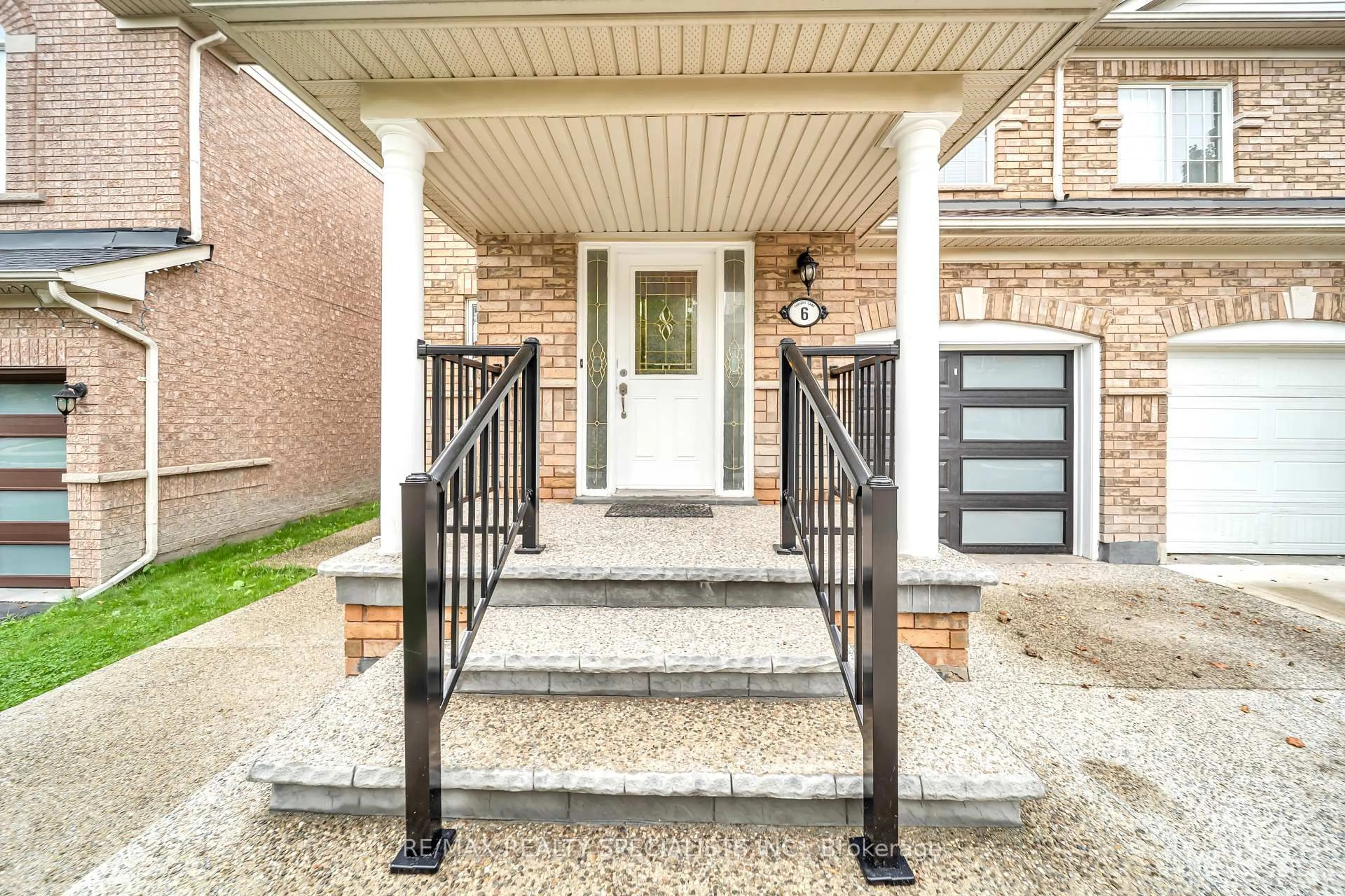 Indoor entryway for 6 Topiary Lane, Brampton Ontario L7A 2K6