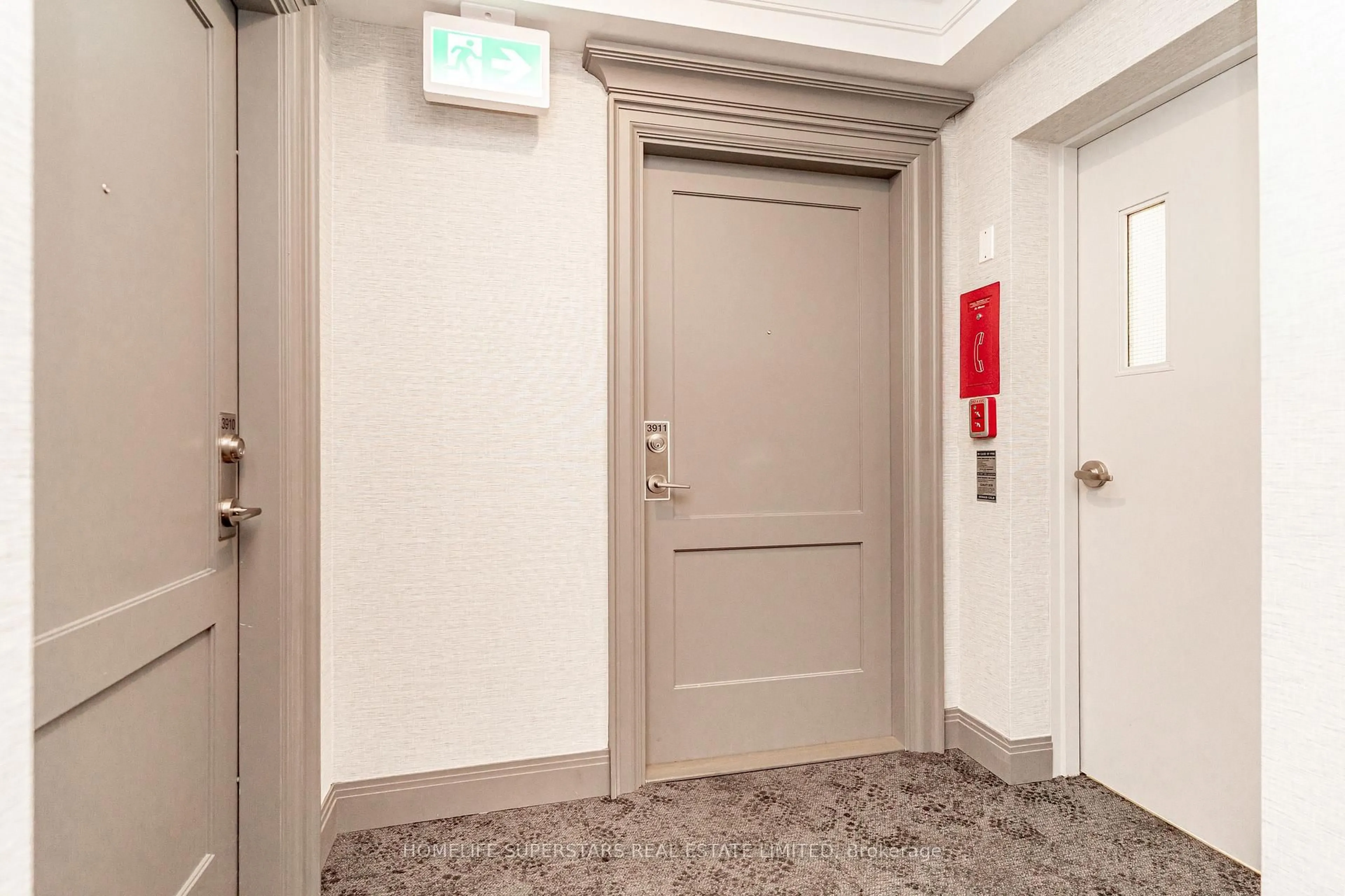 Indoor foyer for 30 Elm Dr #3911, Mississauga Ontario L5B 0N6