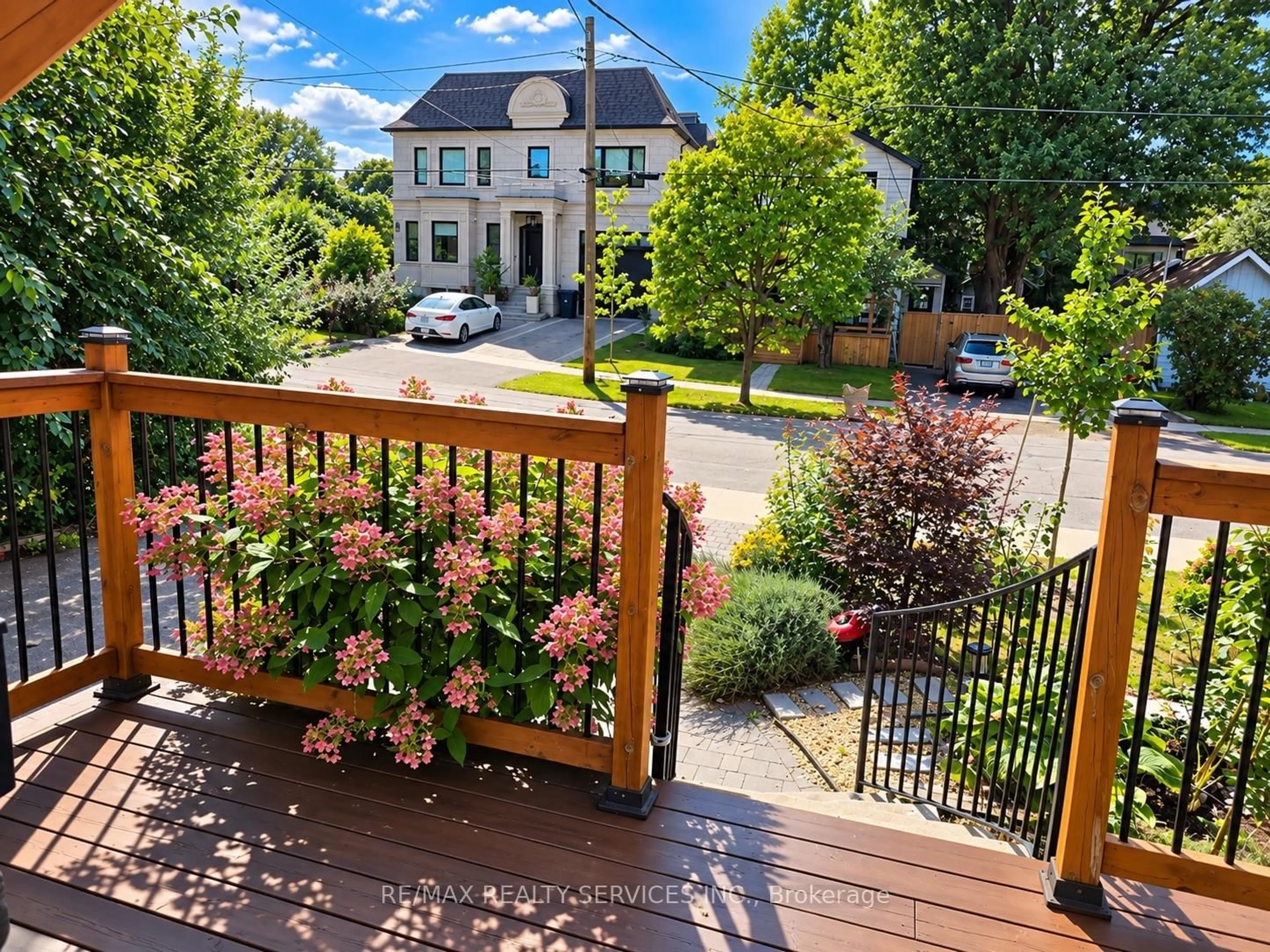 A pic from outside/outdoor area/front of a property/back of a property/a pic from drone, unknown for 21 Mcintosh Ave, Toronto Ontario M8Y 3E1
