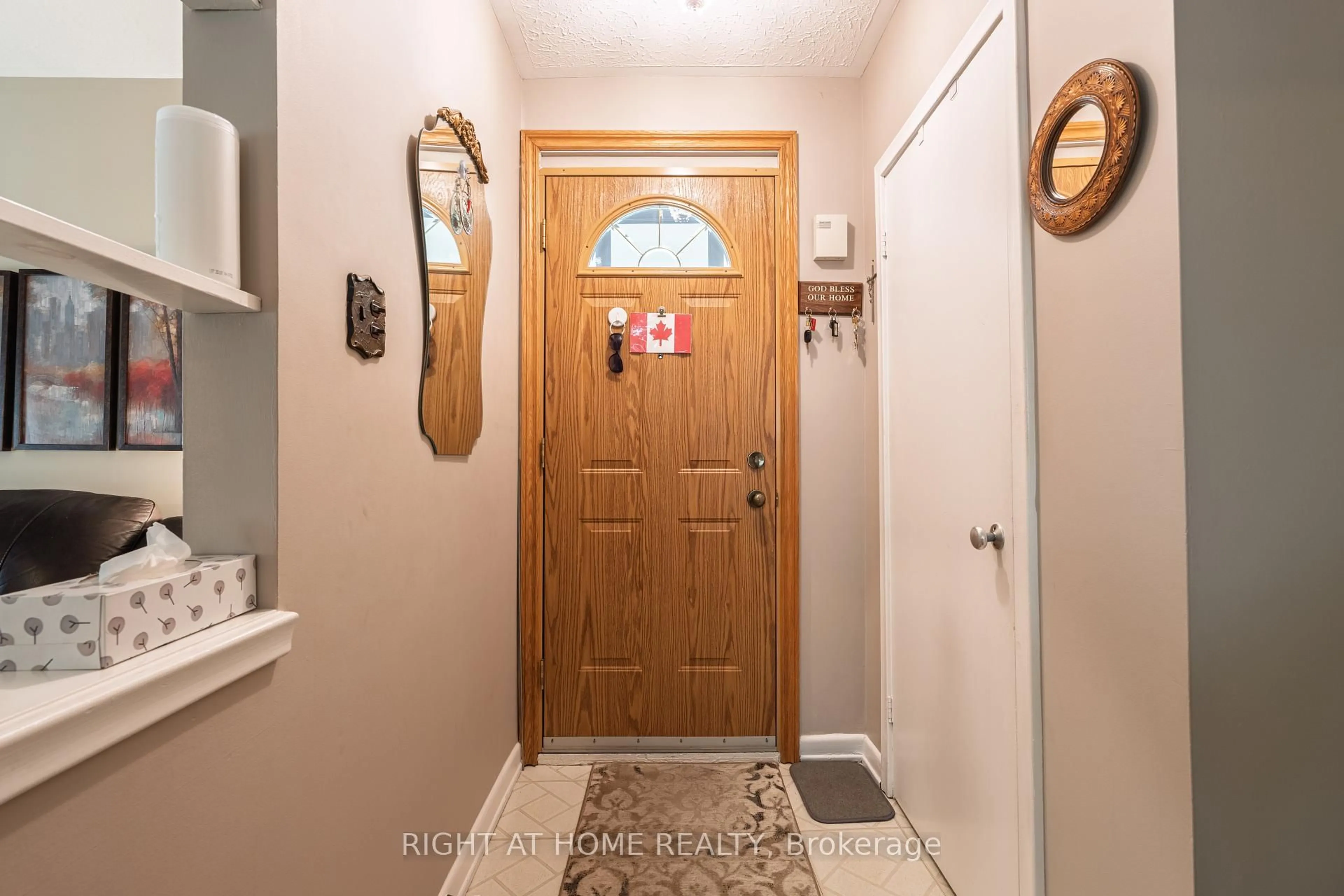 Indoor entryway for 22 Monterrey Dr, Toronto Ontario M9V 1S8