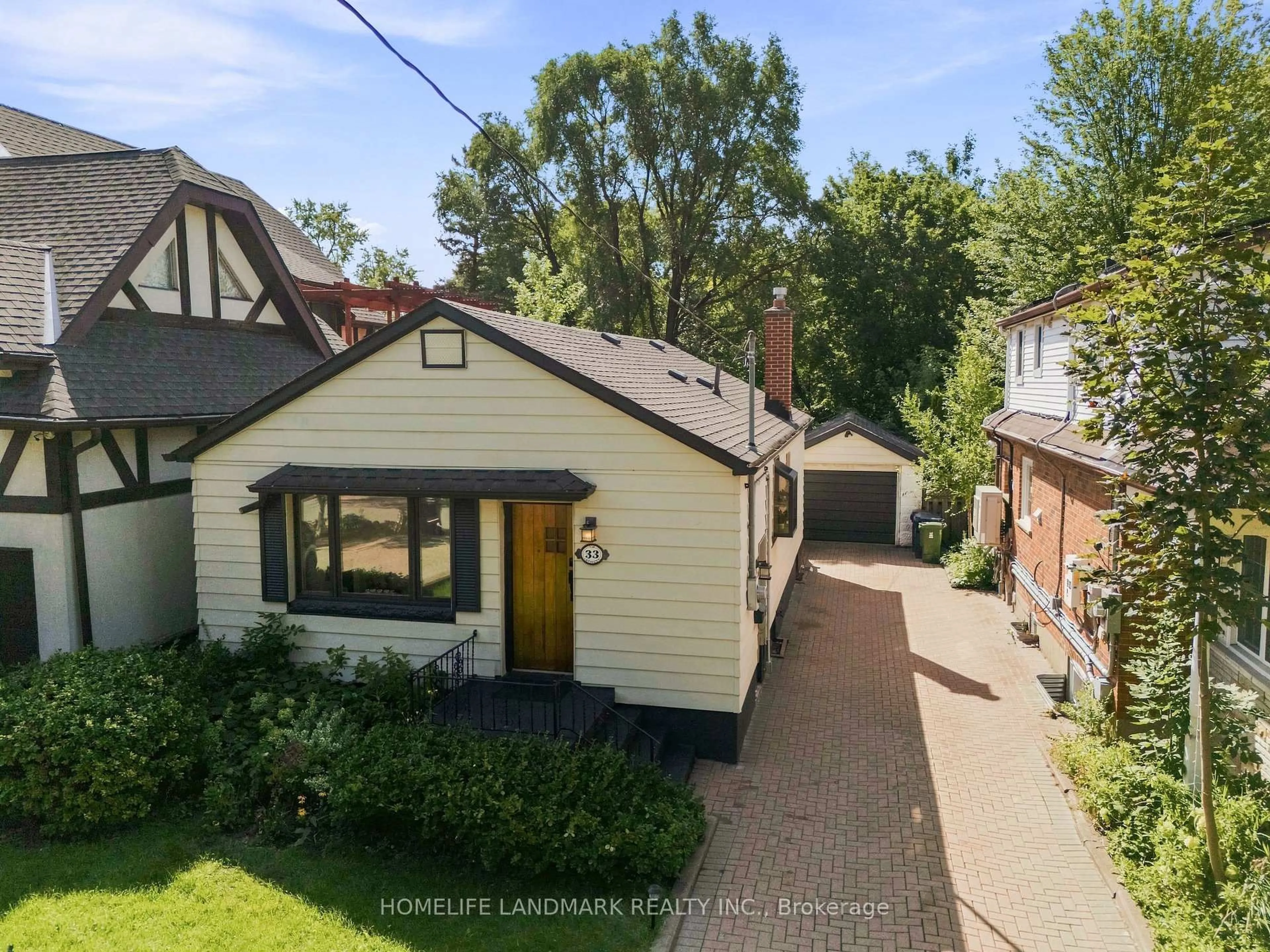 A pic from outside/outdoor area/front of a property/back of a property/a pic from drone, street for 33 Ash Cres, Toronto Ontario M8W 1E4