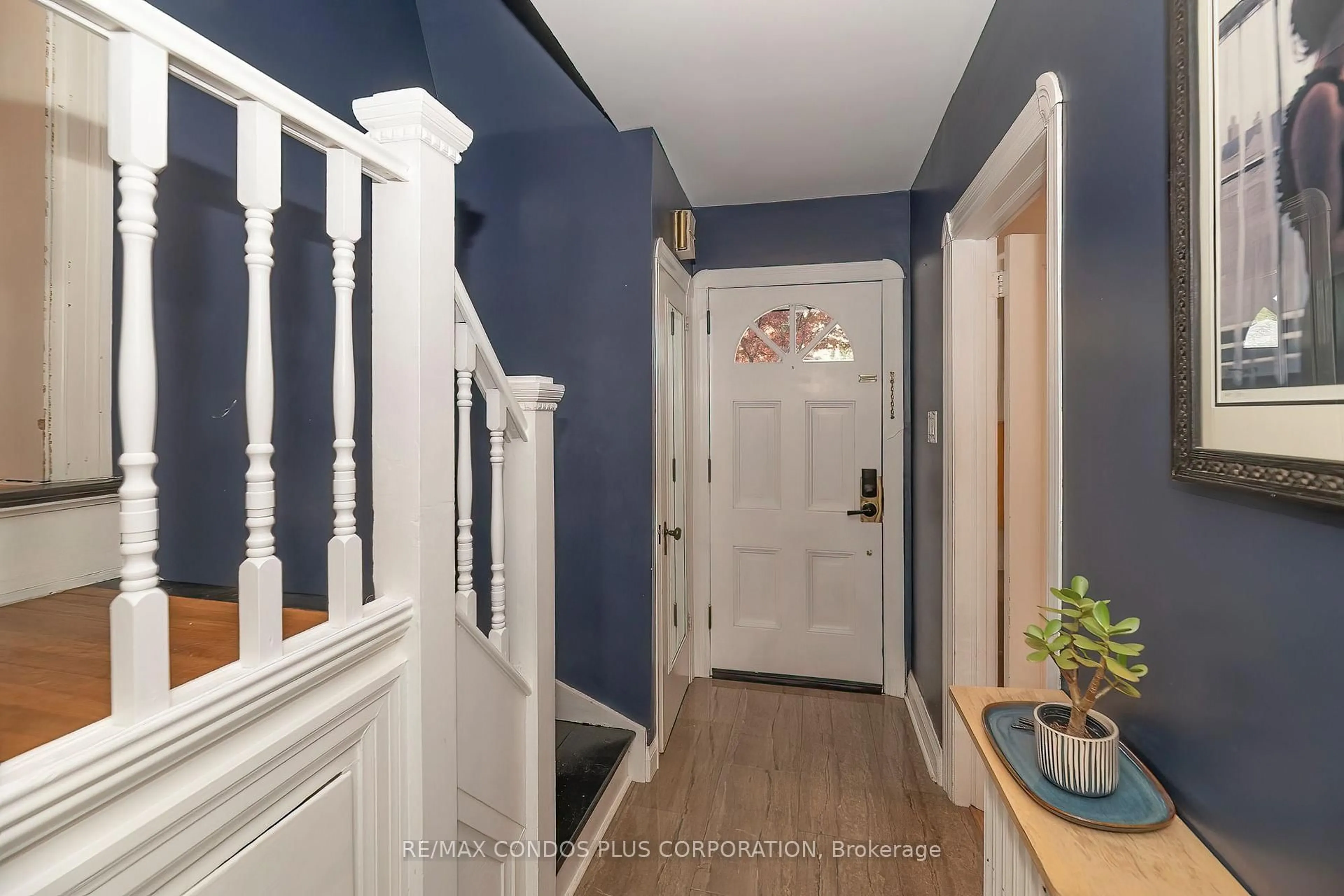 Indoor entryway for 11 Elton Cres, Toronto Ontario M8W 2X9