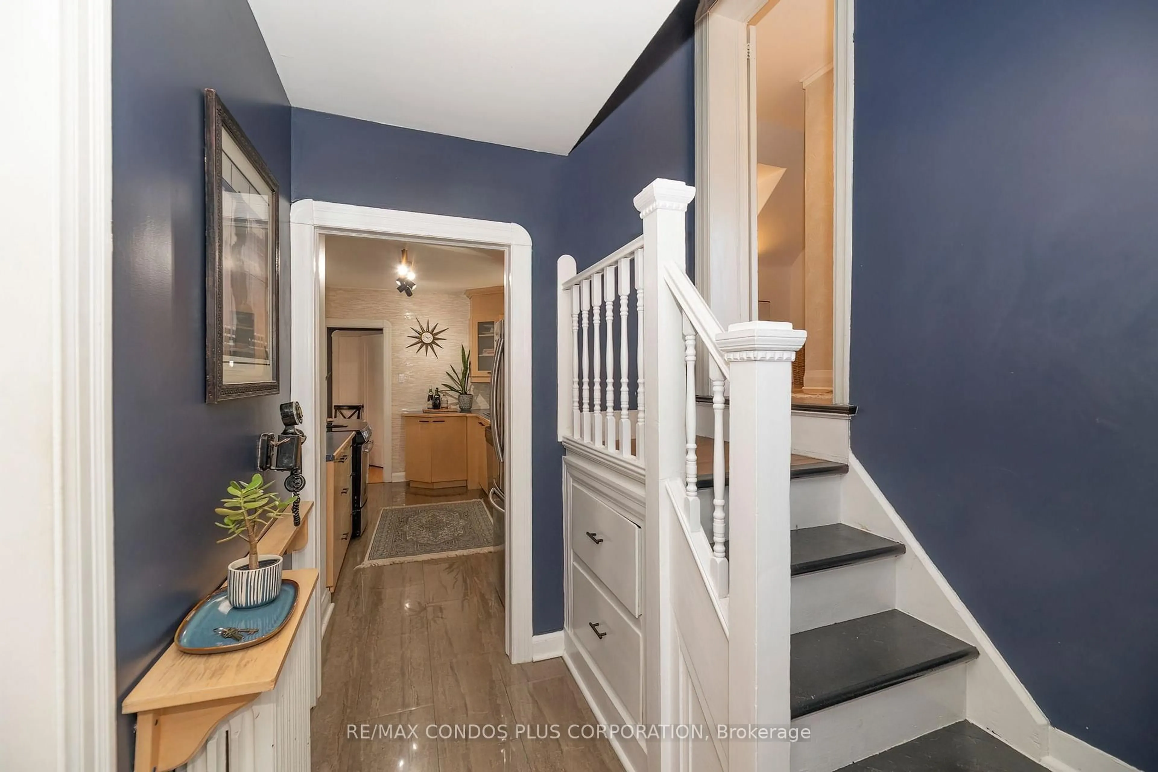 Indoor entryway for 11 Elton Cres, Toronto Ontario M8W 2X9