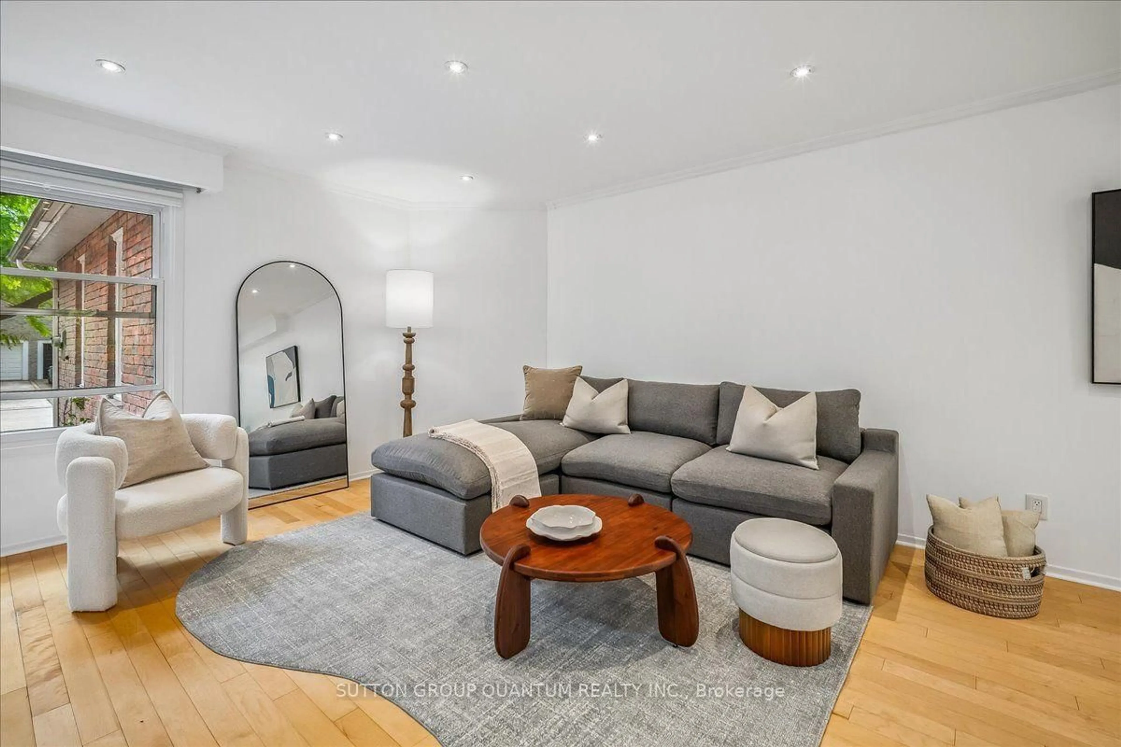 Living room with furniture, unknown for 1023 Runnymead Cres, Oakville Ontario L6M 1C5
