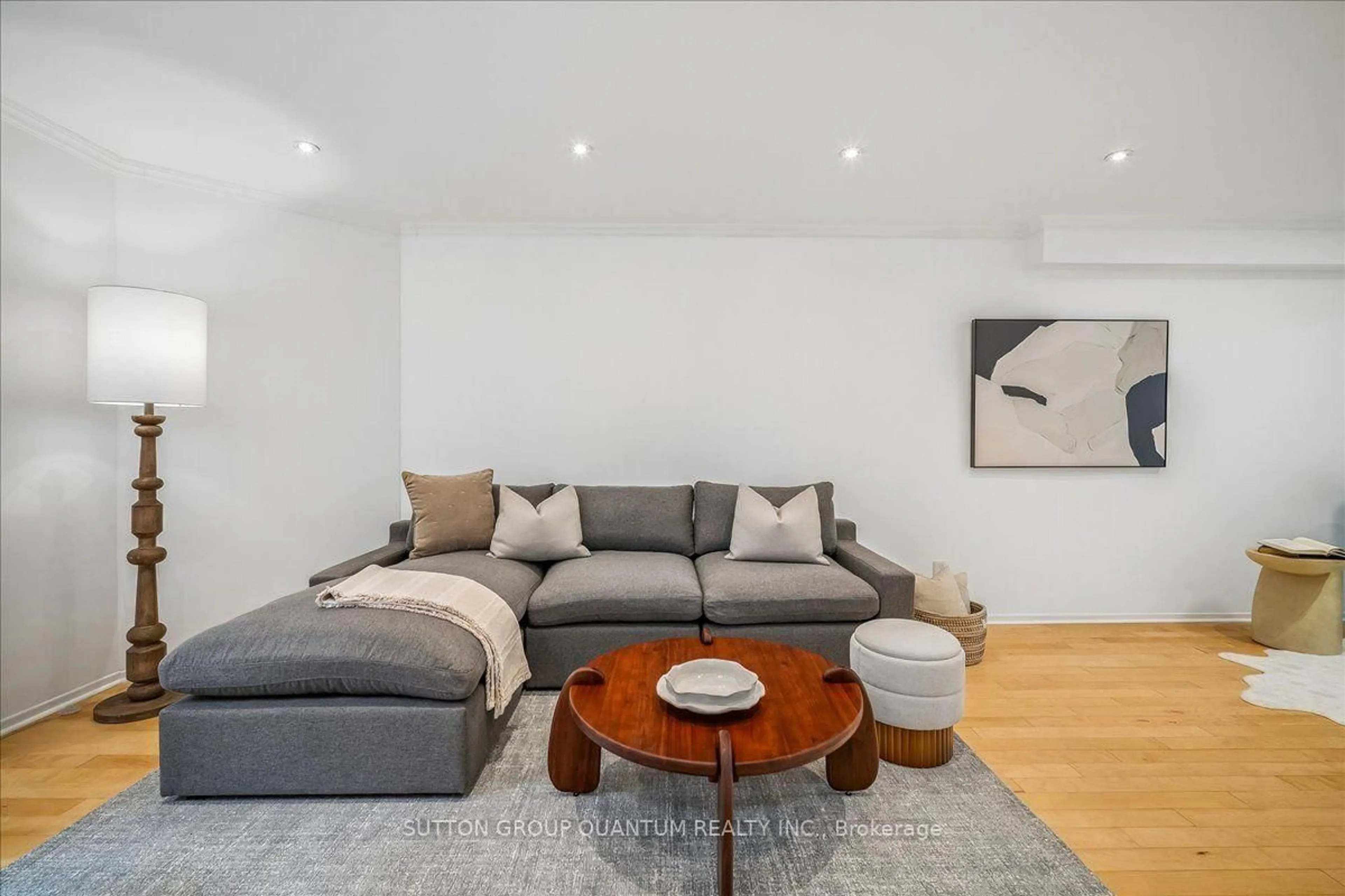 Living room with furniture, unknown for 1023 Runnymead Cres, Oakville Ontario L6M 1C5