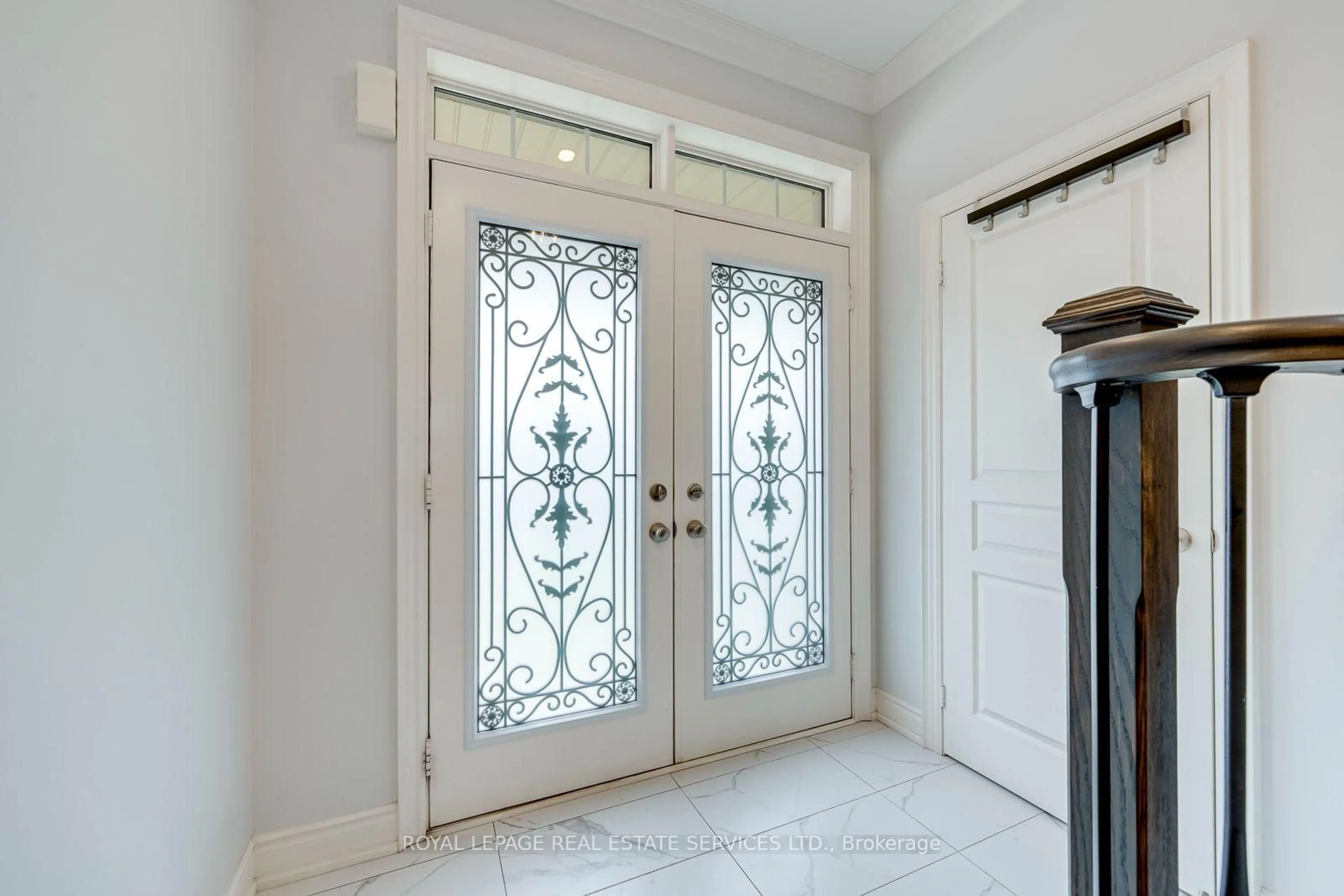 Indoor entryway for 3087 Streamwood Pass, Oakville Ontario L6H 0S8