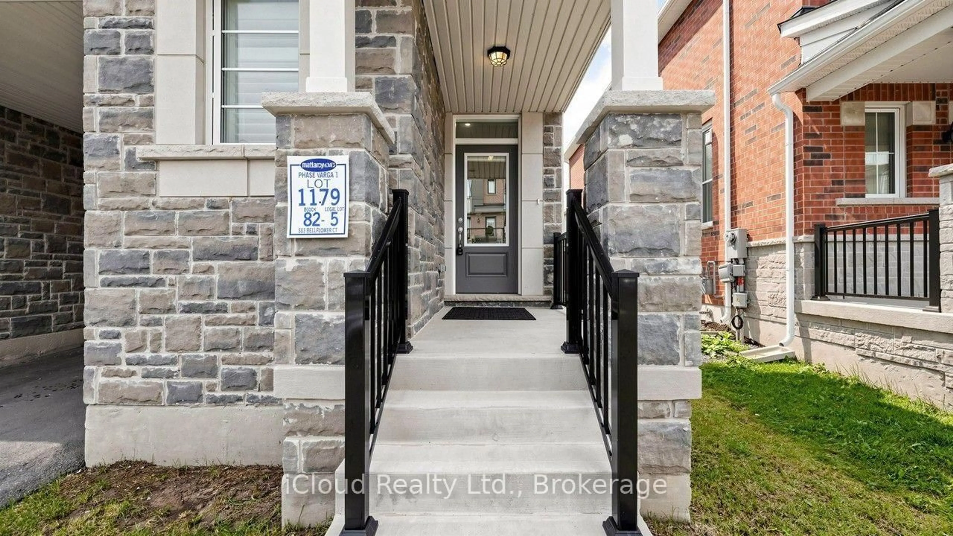 Indoor entryway for 563 Bellflower Crt, Milton Ontario L9E 1W5