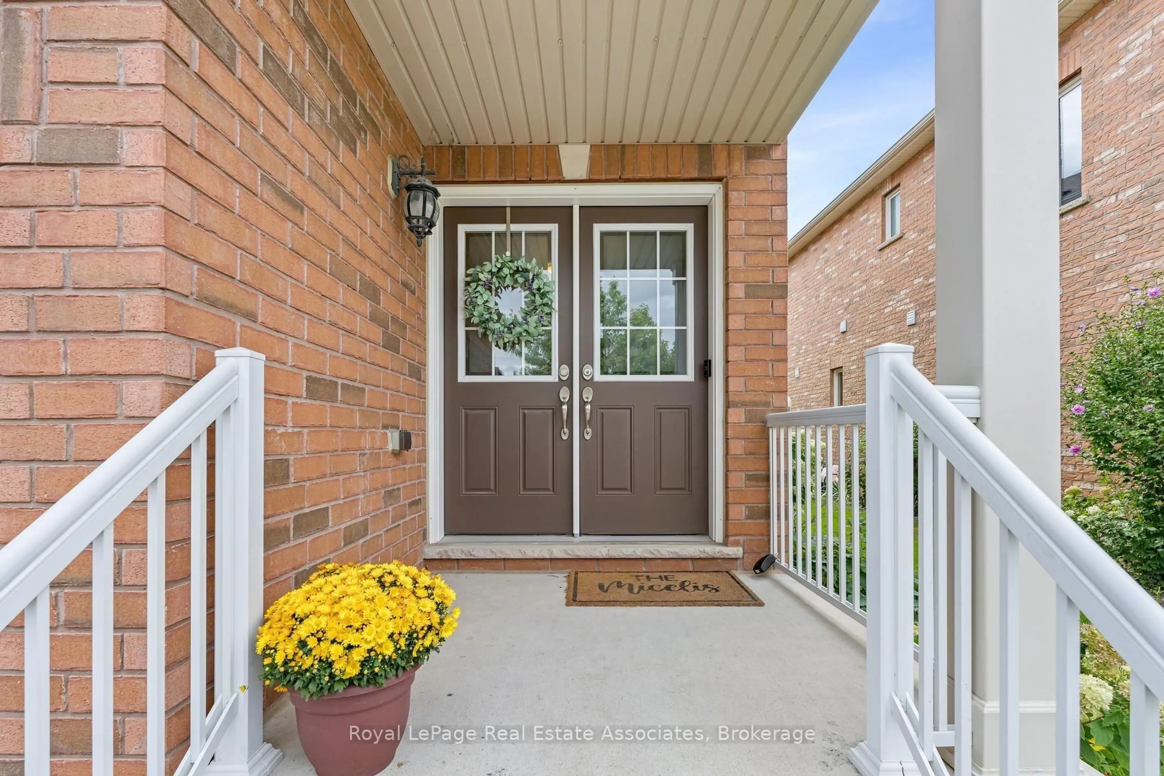 Indoor entryway for 8 Duffel Cres, Halton Hills Ontario L7G 0H7