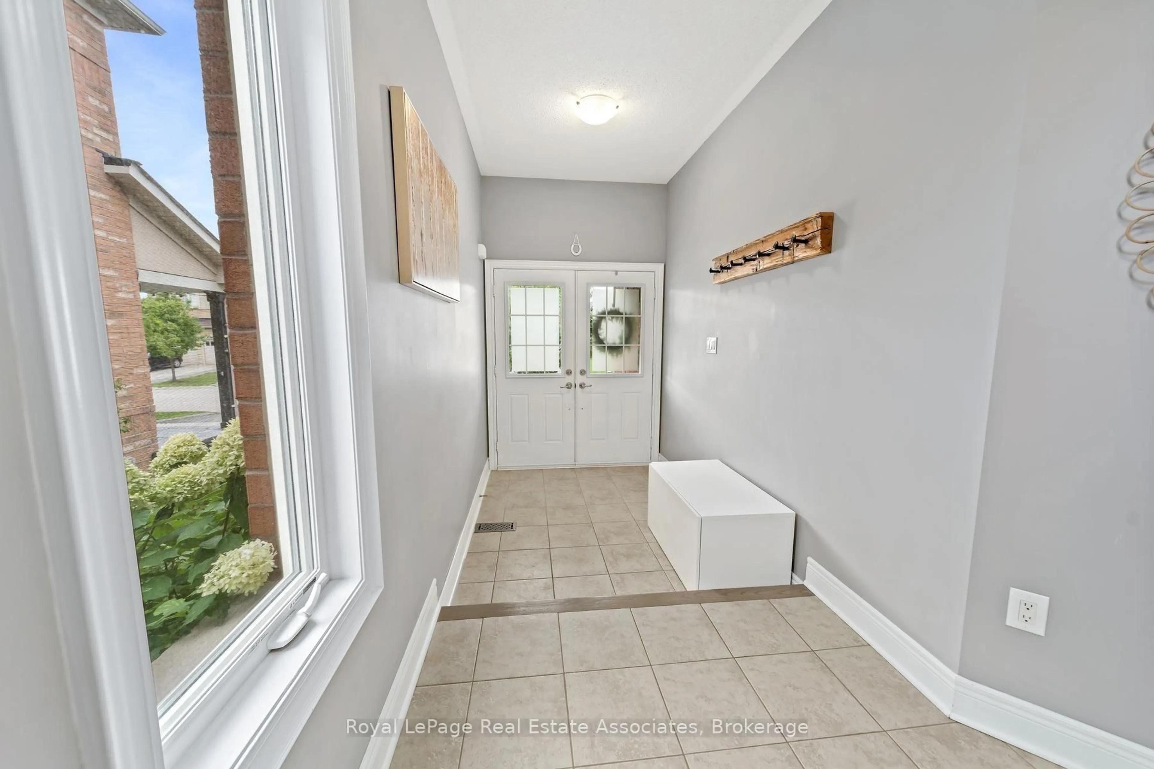 Indoor entryway for 8 Duffel Cres, Halton Hills Ontario L7G 0H7