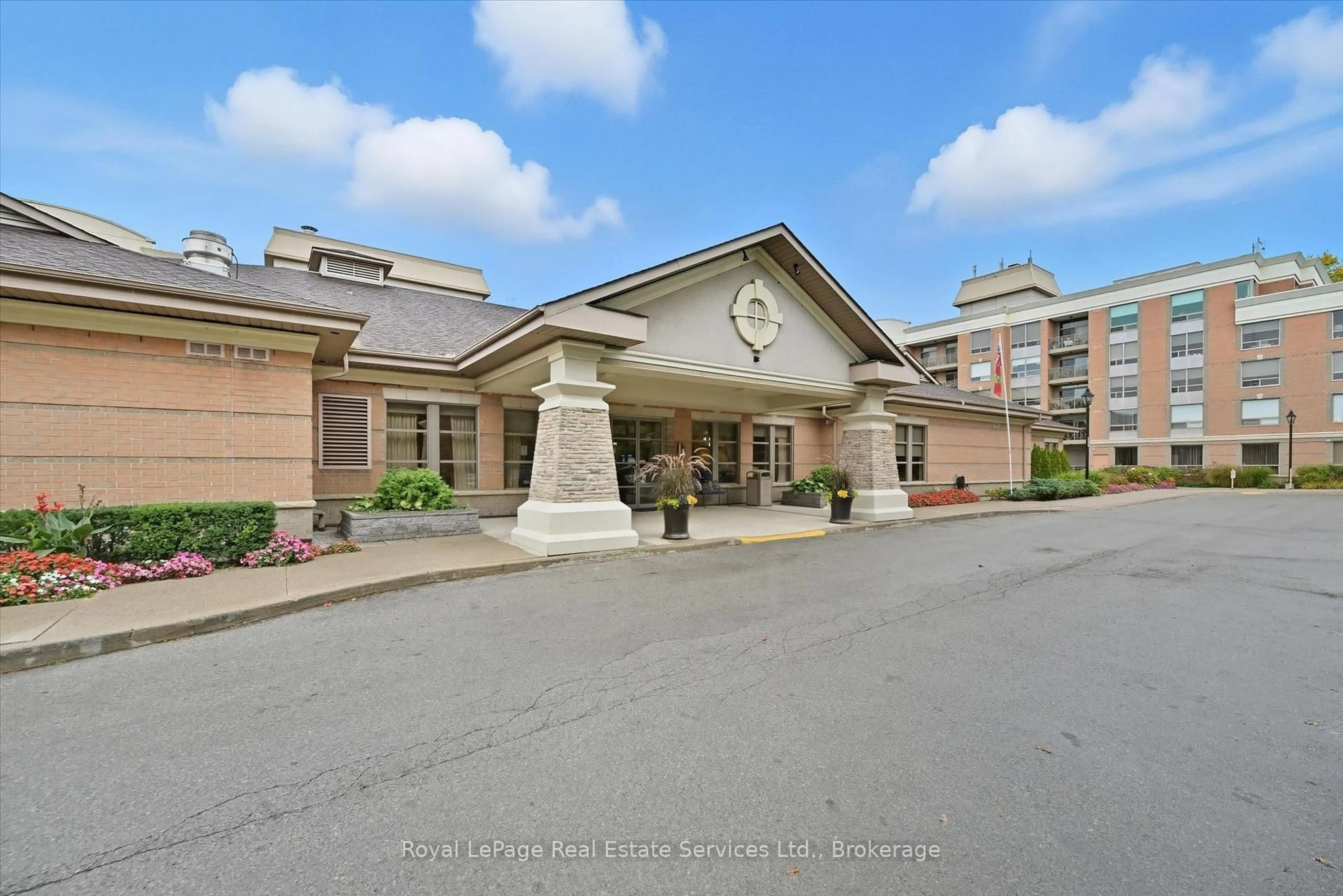 Indoor foyer for 100 Burloak Dr #1510, Burlington Ontario L7L 6P6